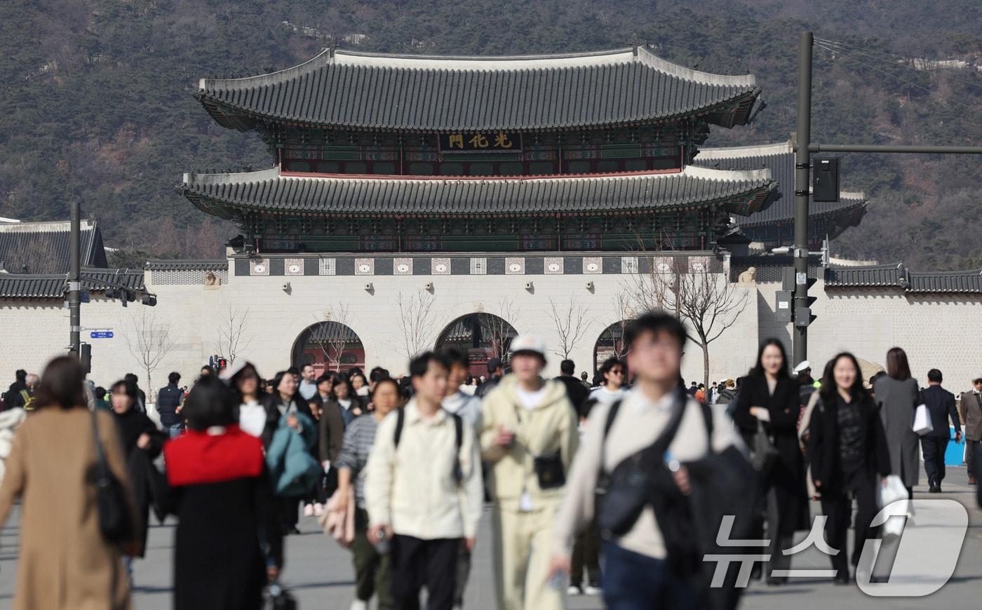 본문 이미지 - 봄처럼 포근한 날씨를 보인 21일 서울 광화문광장에서 관광객들이 주말을 즐기고 있다. 2026.2.21 ⓒ 뉴스1 박지혜 기자