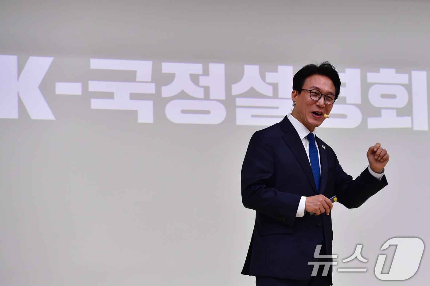 본문 이미지 - 김민석 국무총리가 21일 오후 경북 포항시 북구 흥해도서관에서 열린 K-국정설명회 특별강연에서 지난해 열린 APEC 정상회의 성과와 전세계로 확산되고 있는 K-문화 등에 대한 설명을 하고 있다. 2026.2.21 ⓒ 뉴스1 최창호 기자