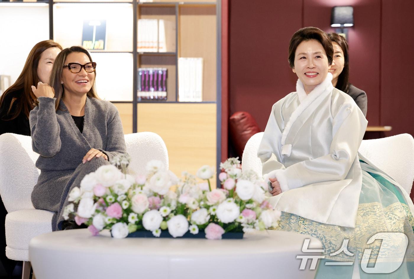 본문 이미지 - 김혜경 여사와 브라질 루이스 이나시우 룰라 다 시우바 대통령 부인 호잔젤라 다 시우바 여사가 21일 경기 파주 국립민속박물관에서 열린 친교 행사에서 차담을 하고 있다. (청와대통신사진기자단) 2026.2.21 ⓒ 뉴스1 허경 기자