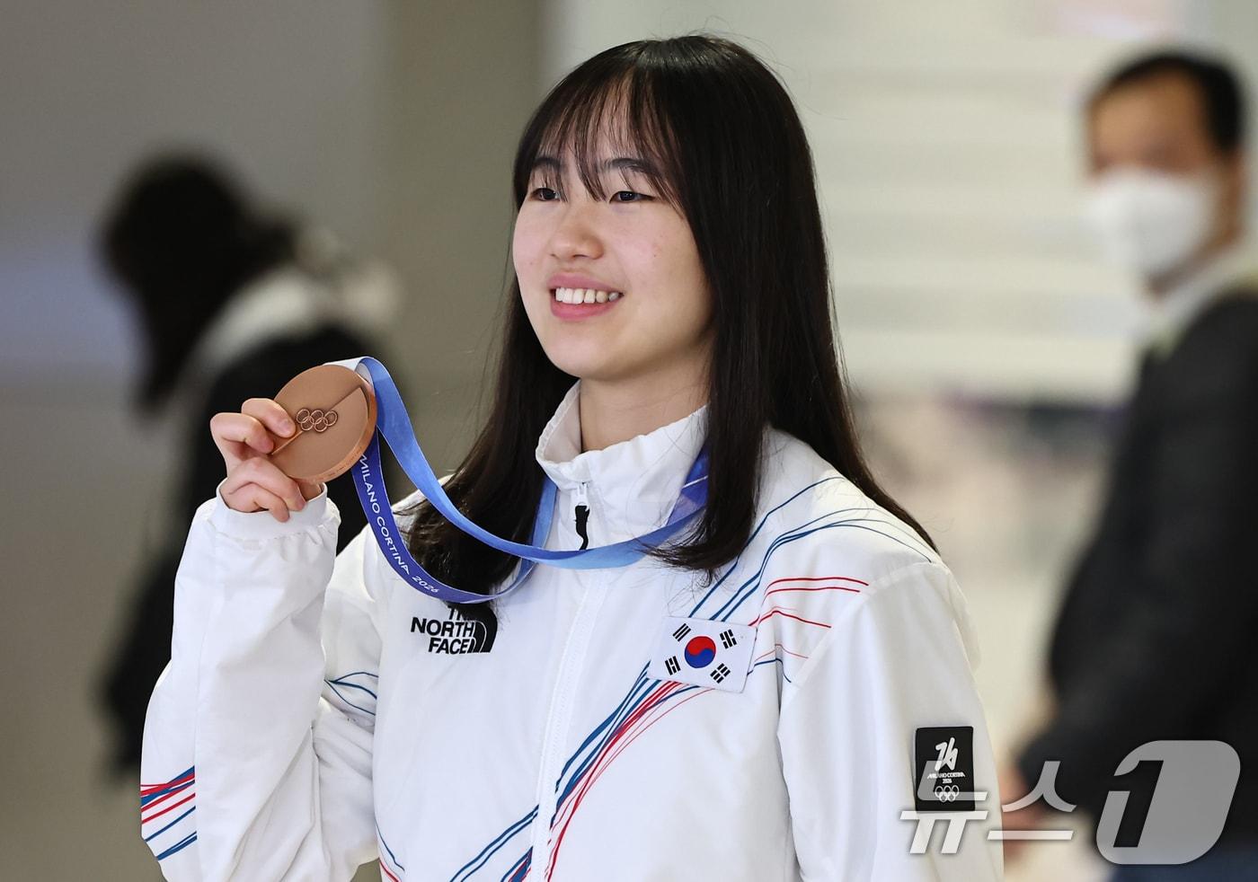 본문 이미지 - 2026 밀라노·코르티나담페초 동계올림픽 스노보드 빅에어에서 동메달을 차지한 유승은이 21일 인천공항2터미널을 통해 귀국해 메달을 들어보이고 있다. 2026.2.21 ⓒ 뉴스1 김도우 기자
