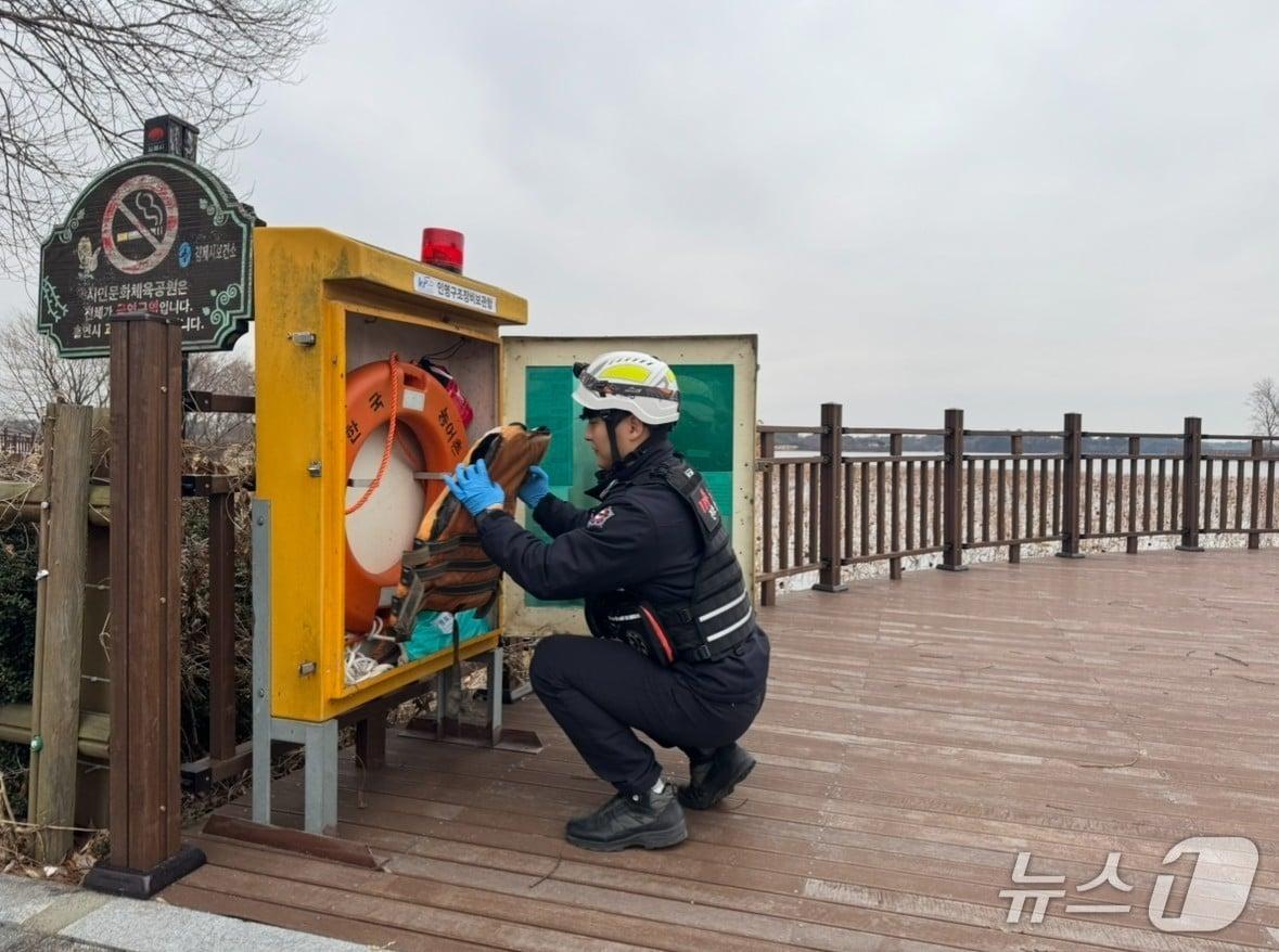 본문 이미지 - 전북 소방이 해빙기 긴급구조대책을 추진하고 현장을 점검하고 있다.(전북소방본부 제공. 재판매 및 DB 금지)