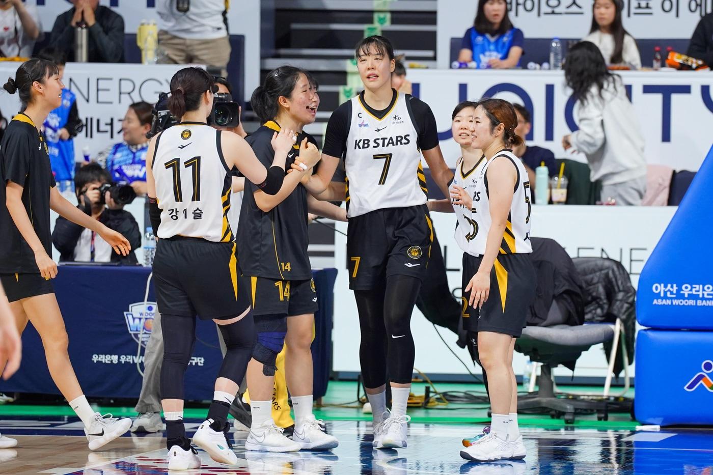 본문 이미지 - 청주 KB스타즈 박지수(7번)가 21일 열린 2025-26 여자프로농구 아산 우리은행전에서 23점 15리바운드 3블록으로 맹활약을 펼쳐 팀의 70-68 승리를 이끌었다. (WKBL 제공)