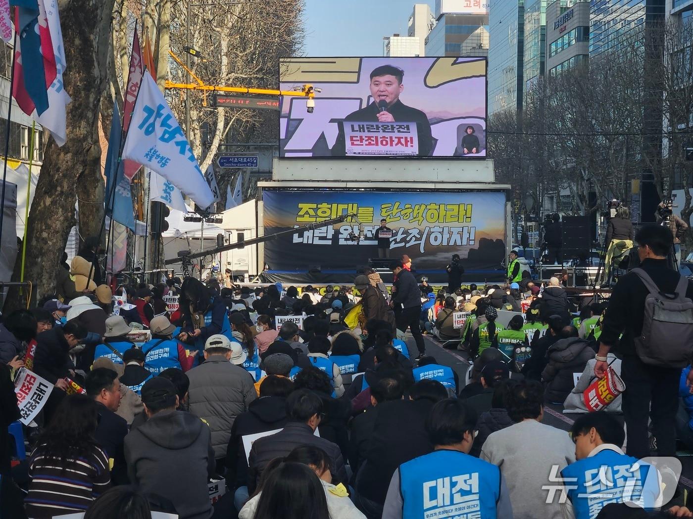 본문 이미지 - 21일 서울 서초구 중앙지방법원 인근에서 촛불행동이 '제179차 촛불대행진' 집회를 열고 있다. 2026.2.21 ⓒ 뉴스1 유채연 기자
