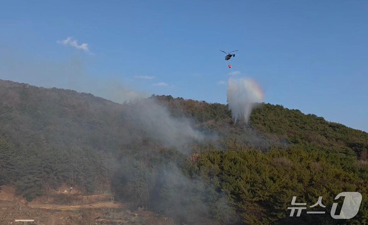 본문 이미지 - 산불 현장에 물을 뿌리고 있는 헬기.(창원소방본부 제공. 재판매 및 DB금지)