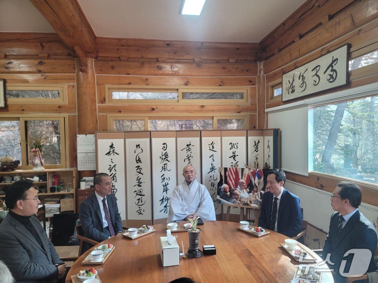 본문 이미지 - 6·3 지방선거 강원도지사 여야 유력 주자인 김진태 강원도지사와 우상호 전 청와대 정무수석이 21일 대한불교 조계종 4교구 본사 평창 오대산 월정사에서 열린 병오년 신년하례법회에 참석했다.(우상호 캠프 측 제공. 재판매 및 DB금지)/뉴스1