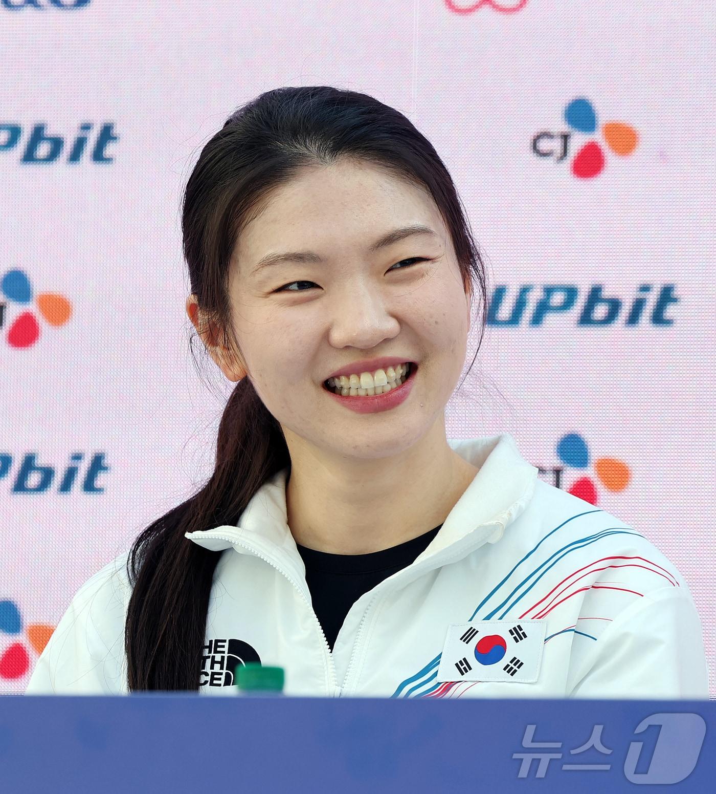 본문 이미지 - 쇼트트랙 여자 3000m 계주 금메달을 획득한 심석희가 21일(현지시간) 이탈리아 밀라노의 빌라 네키 캄필리오(Villa Necchi Campiglio)에 마련된 코리아하우스에서 열린 기자회견에서 환하게 웃고 있다. 2026.2.21 ⓒ 뉴스1 김진환 기자