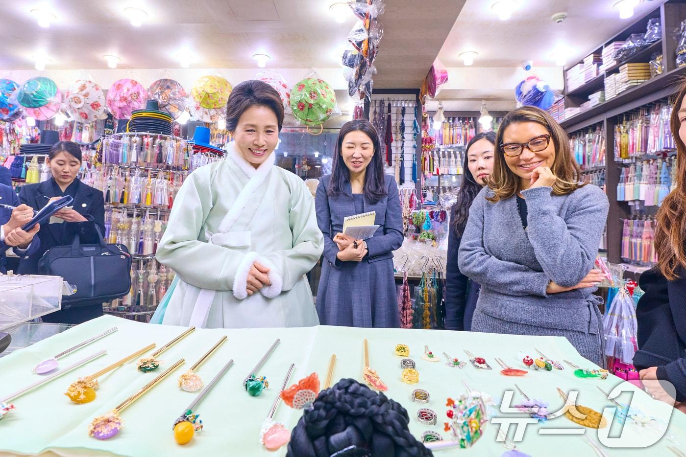 본문 이미지 - 김혜경 여사와 루이스 이나시우 룰라 다시우바 브라질 대통령 부인 호잔젤라 다시우바 여사가 21일 서울 종로구 광장시장 내 한복가게를 찾아 비녀, 뒤꽃이 등을 살펴보고 있다. (청와대 제공. 재판매 및 DB 금지) 2026.2.21 ⓒ 뉴스1 이재명 기자