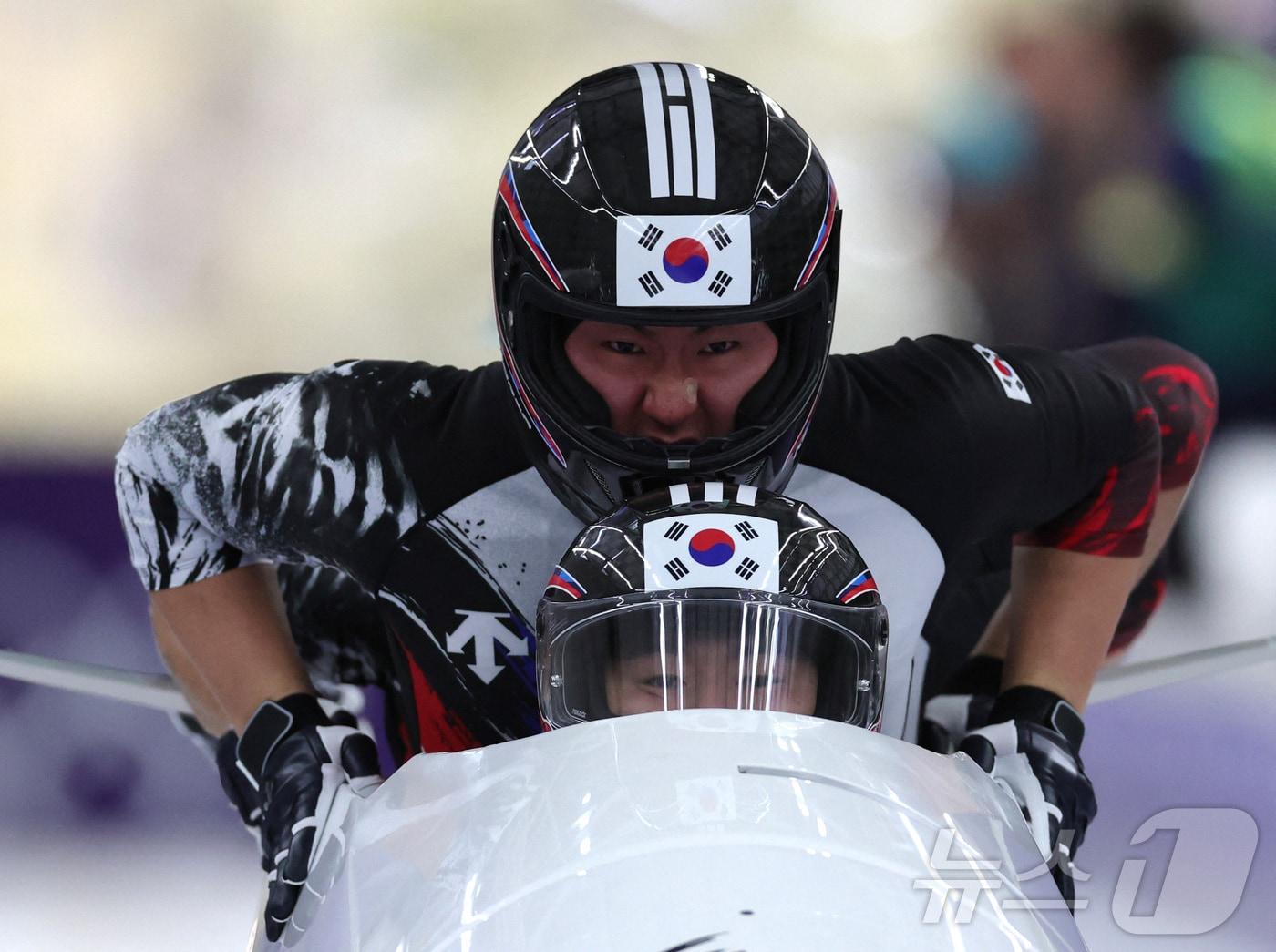 본문 이미지 - 밀라노 동계 올림픽 봅슬레이 남자 4인승 경기에 출전한 김진수조.ⓒ 로이터=뉴스1