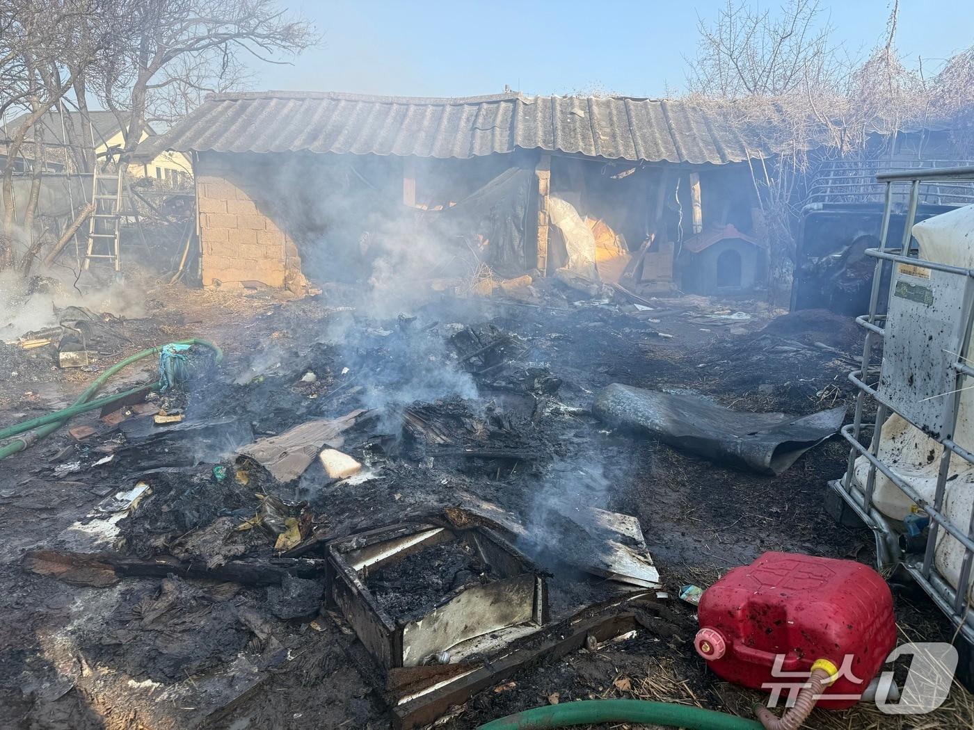 본문 이미지 - 21일 오후 3시 41분께 전북 전주시 덕진구 남정동의 한 주택에서 불이 났다.