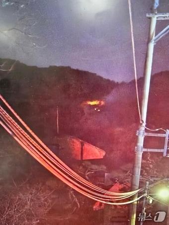 본문 이미지 - 21일 오후 7시 25분께 서울 종로구 북한산 연화사와 금선사 주변에서 산불이 발생했다. 종로구는 “구기동 산 5-1 북한산 연화사 및 금산사 주변에 산불이 발생했다”며 인근 주민은 안전에 유의해달라는 내용의 안전안내 문자를 보냈다. (산림청 제공. 재판매 및 DB 금지) 2026.2.21 ⓒ 뉴스1 박지혜 기자