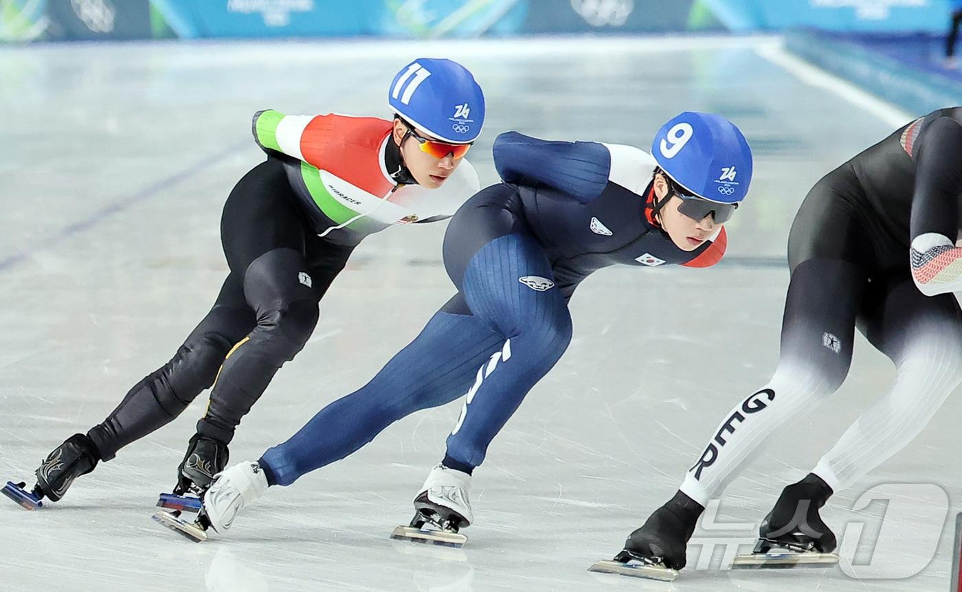 본문 이미지 - 스피드스케이팅 조승민과 헝가리로 귀화한 김민석이 21일(현지시간) 이탈리아 밀라노 스피드스케이팅 스타디움에서 열린 2026 밀라노·코르티나담페초 동계올림픽 스피드 스케이팅 남자 매스 스타트 준결승에서 역주를 펼치고 있다. 2026.2.21 ⓒ 뉴스1 김진환 기자