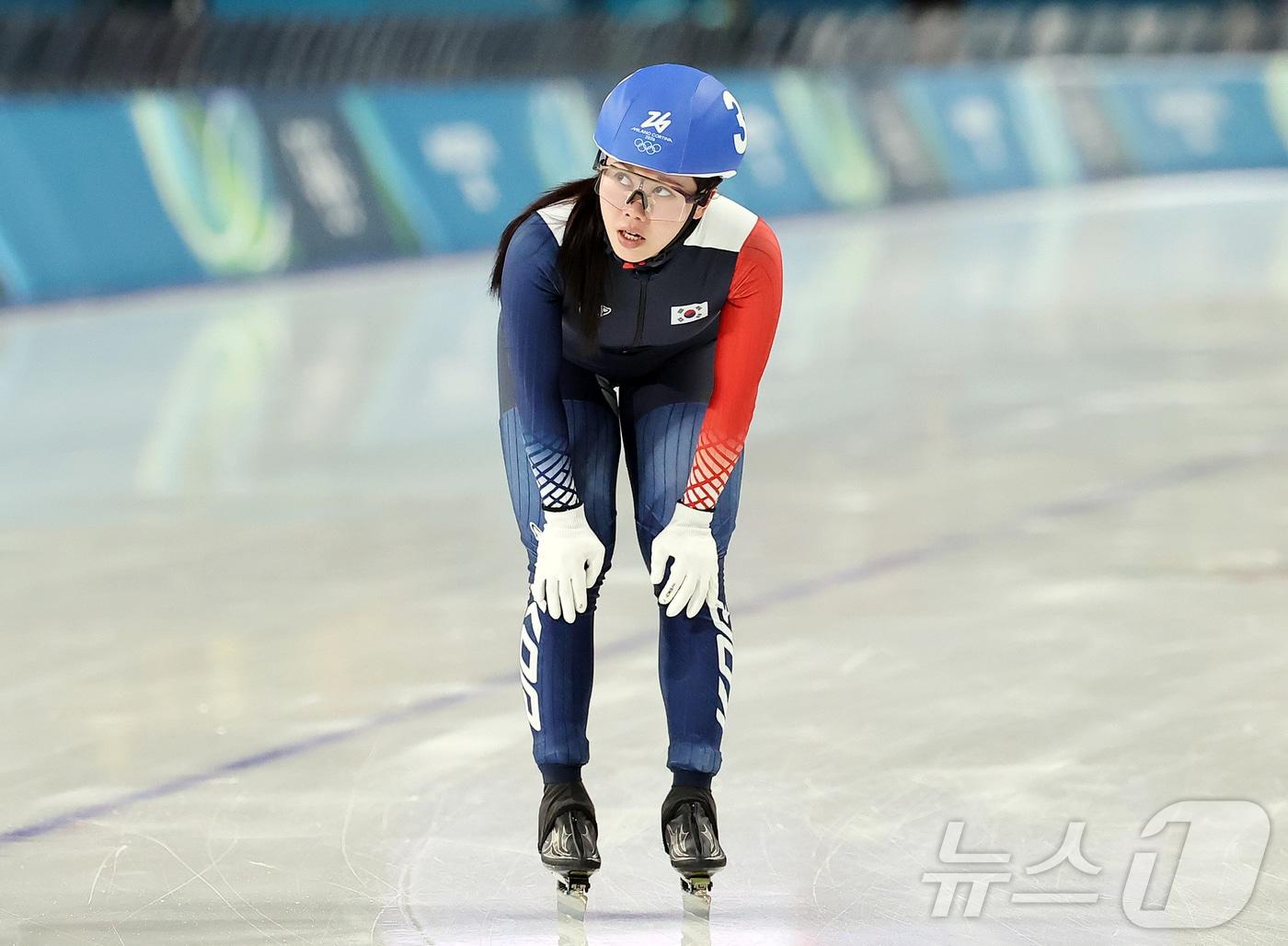 본문 이미지 - 스피드스케이팅 박지우가 21일(현지시간) 이탈리아 밀라노 스피드스케이팅 스타디움에서 열린 2026 밀라노·코르티나담페초 동계올림픽 스피드 스케이팅 여자 매스 스타트 준결승 경기를 마친 뒤 전광판 기록을 확인하고 있다. 2026.2.22 ⓒ 뉴스1 김진환 기자