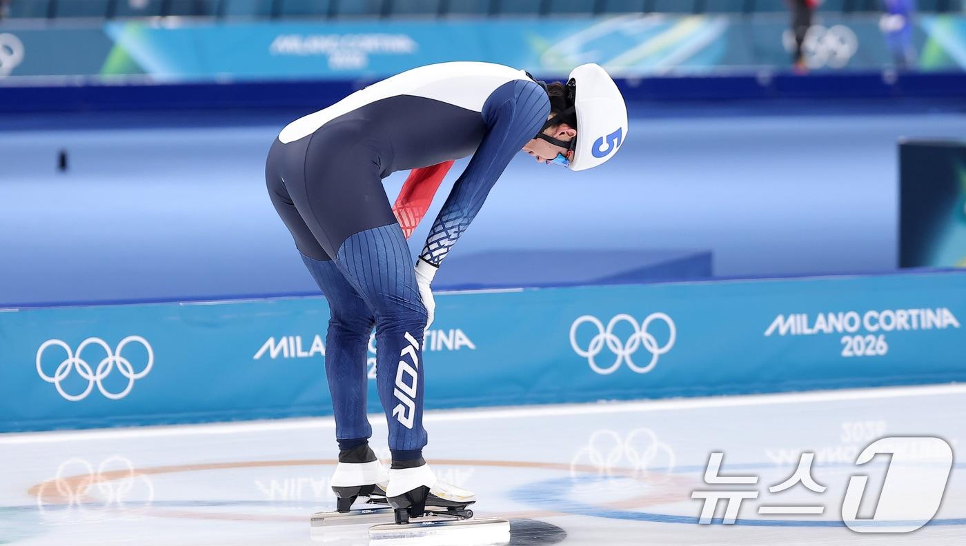 본문 이미지 - 스피드스케이팅 정재원이 21일(현지시간) 이탈리아 밀라노 스피드스케이팅 스타디움에서 열린 2026 밀라노·코르티나담페초 동계올림픽 스피드 스케이팅 남자 매스 스타트 결승에서 5위로 결승선을 통과한 후 아쉬워하고 있다. 2026.2.22 ⓒ 뉴스1 김성진 기자