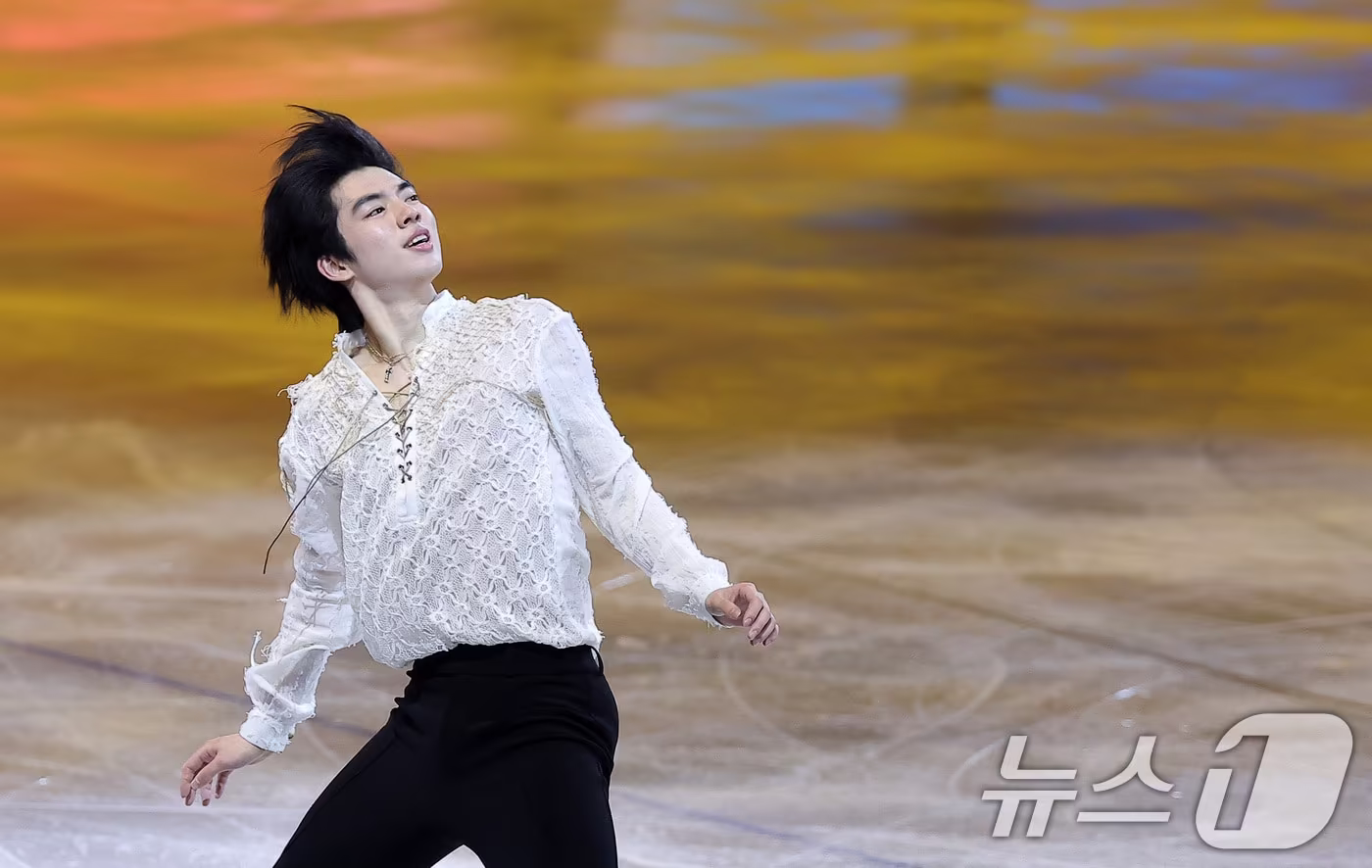 본문 이미지 - 피겨 차준환이 21일(현지시간) 이탈리아 밀라노 아이스 스케이팅 아레나에서 열린 2026 밀라노·코르티나담페초 동계올림픽 피겨 갈라쇼에서 연기를 펼치고 있다. 2026.2.22 ⓒ 뉴스1 김성진 기자