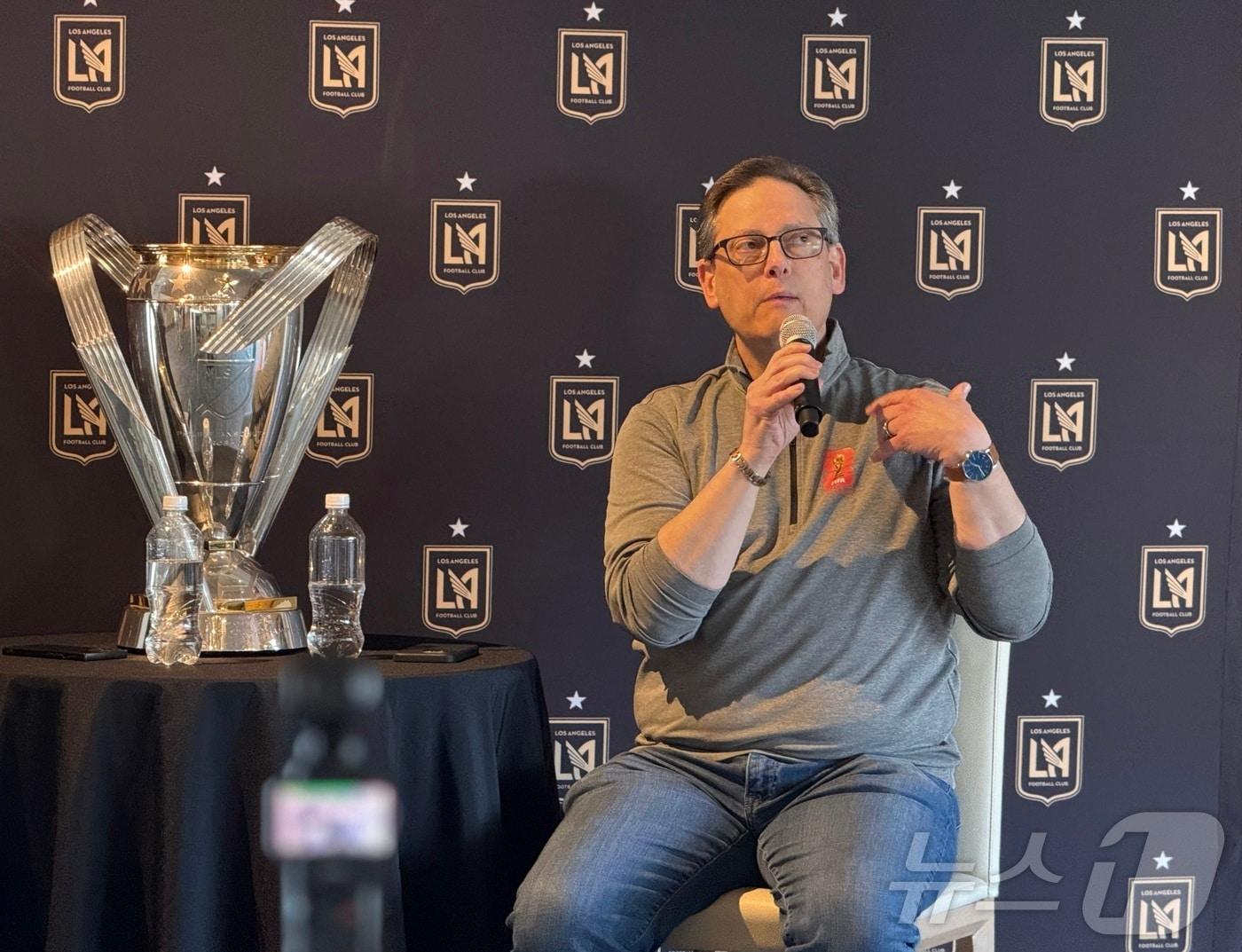 본문 이미지 - 지난 20일 오후(현지시간) 미국 로스앤젤레스 BMO 스타디움에서 기자 간담회 중인 아담 버크(Adam Burke) 로스앤젤레스관광청 청장 ⓒ 뉴스1 윤슬빈 관광전문기자