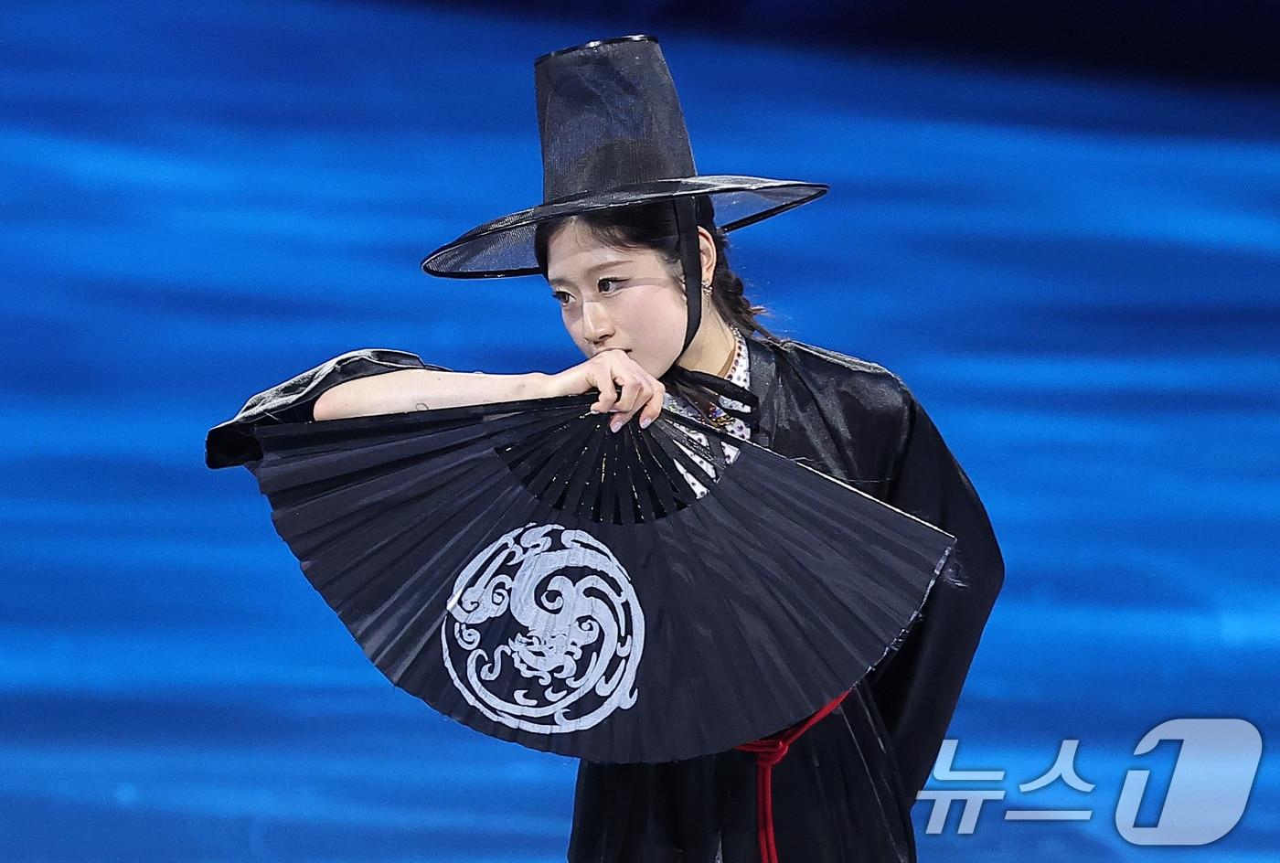 본문 이미지 - 피겨 이해인이 21일(현지시간) 이탈리아 밀라노 아이스 스케이팅 아레나에서 열린 2026 밀라노·코르티나담페초 동계올림픽 피겨 갈라쇼에서 넷플릭스 '케이팝 데몬 헌터스' OST에 맞춰 연기를 펼치고 있다. 2026.2.22 ⓒ 뉴스1 김성진 기자