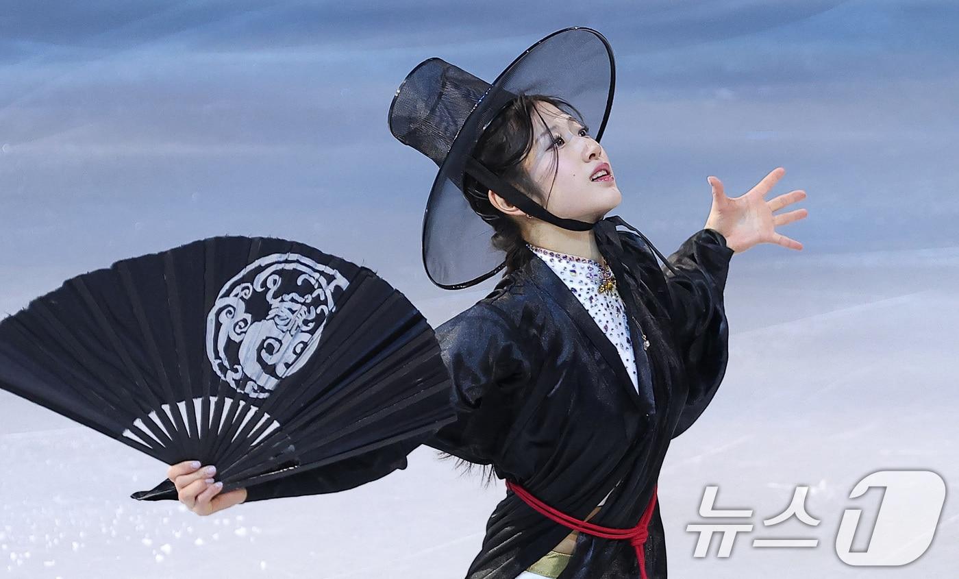 본문 이미지 - 피겨 이해인이 21일(현지시간) 이탈리아 밀라노 아이스 스케이팅 아레나에서 열린 2026 밀라노·코르티나담페초 동계올림픽 피겨 갈라쇼에서 넷플릭스 '케이팝 데몬 헌터스' OST에 맞춰 연기를 펼치고 있다. 2026.2.22 ⓒ 뉴스1 김성진 기자