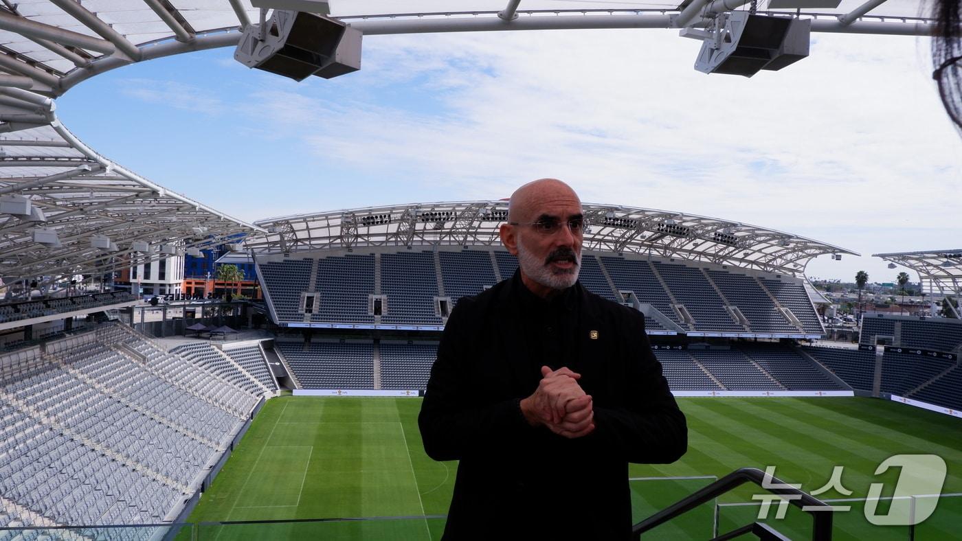 본문 이미지 - 지난 20일 오후(현지시간) 미국 로스앤젤레스 BMO 스타디움에서 기자 간담회 중인 래리 프리드먼 LAFC 대표