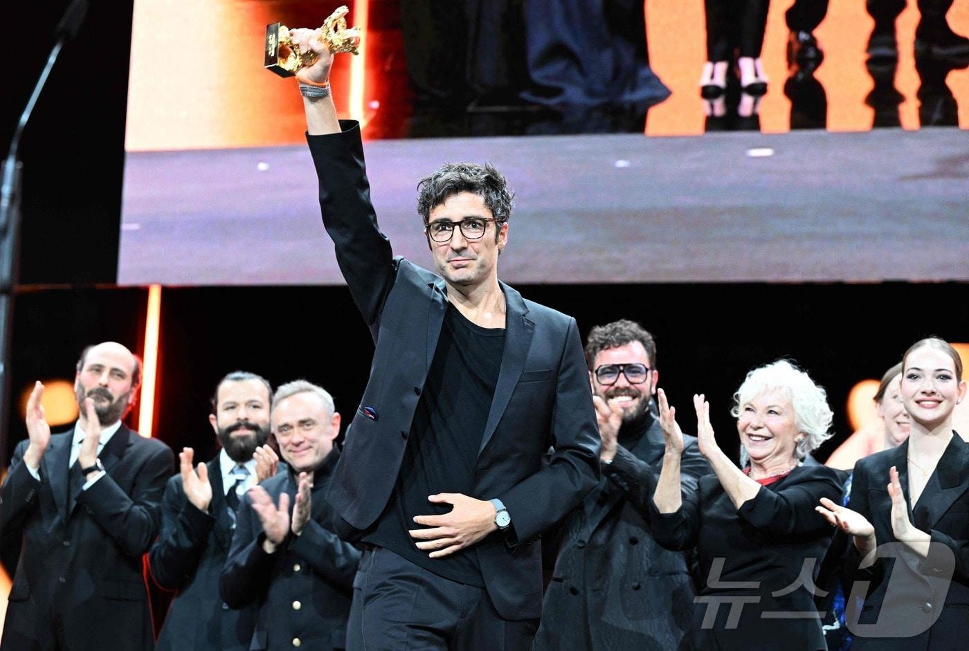 본문 이미지 - 제76회 베를린 국제영화제에서 황금곰상을 받은 일케르 차탁 감독 ⓒ AFP=뉴스1