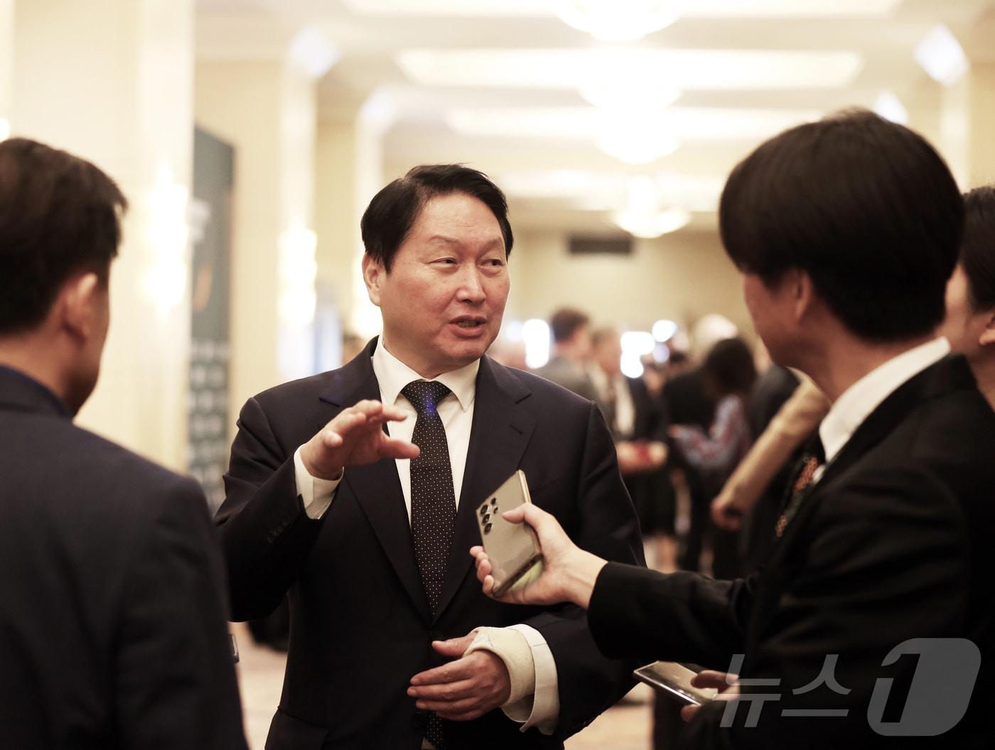 본문 이미지 - 최태원 SK그룹 회장이 20일(현지시간) 미국 워싱턴DC 샐러맨더 호텔에서 열린 '트랜스 퍼시픽 다이얼로그(Trans-Pacific Dialogue, TPD) 2026' 포럼 행사에서 한국 특파원들과 인터뷰하고 있다.(SK그룹 제공, 재판매 및 DB금지) 2026.02.22. ⓒ 뉴스1 류정민 특파원