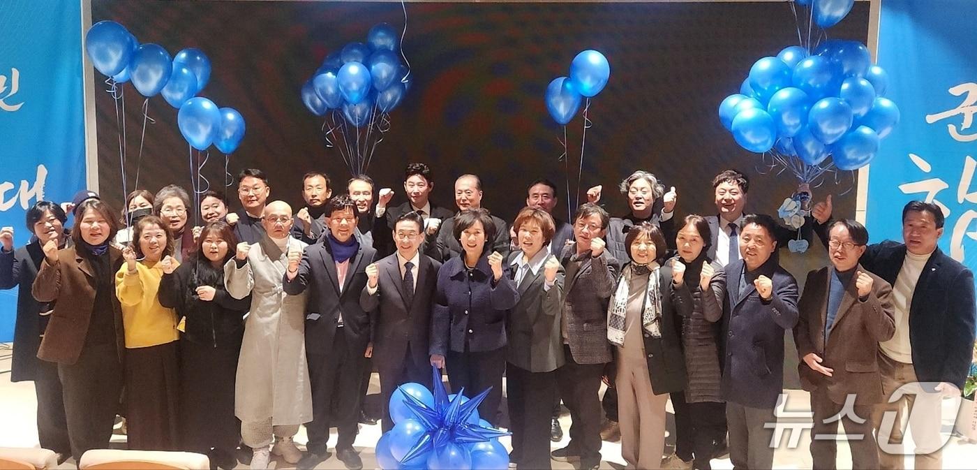 본문 이미지 - 지난 21일 열린 이차영 전 괴산군수의 출판기념회 참석자들이 기념촬영을 하고 있다.(이차영 전 군수 제공, 재판매 및 DB금지)/뉴스1