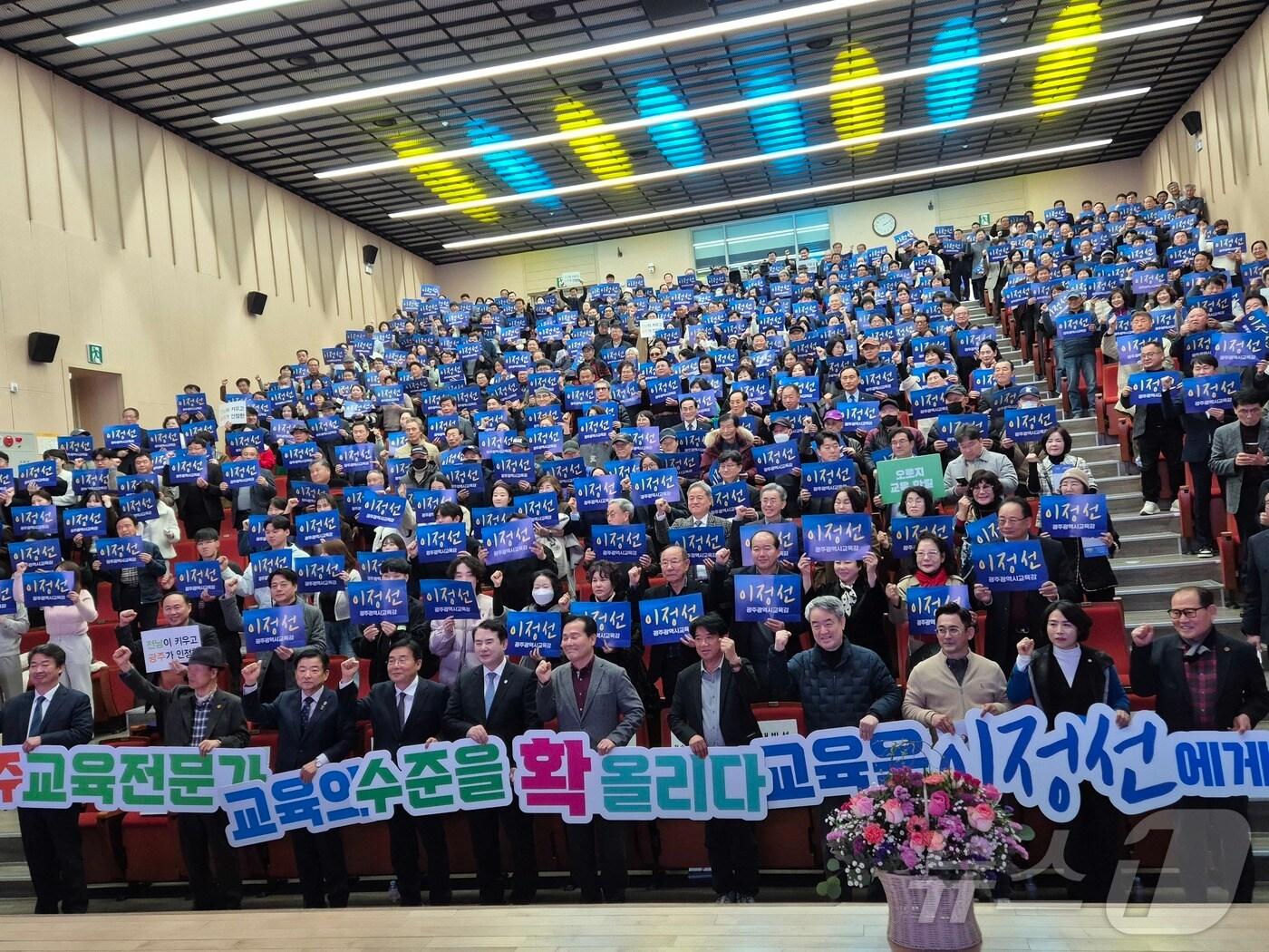 본문 이미지 - 이정선 광주시교육감이 21일 오후 순천만생태교육문화원에서 올해 두 번째 출판기념회를 갖고 있다.(이정선측 제공. 재배포 및 DB 금지)