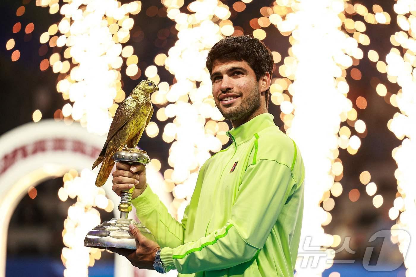 본문 이미지 - 카를로스 알카라스가 22일(한국시간) ATP 투어 카타르 엑손모바일오픈 우승을 차지했다. ⓒ AFP=뉴스1