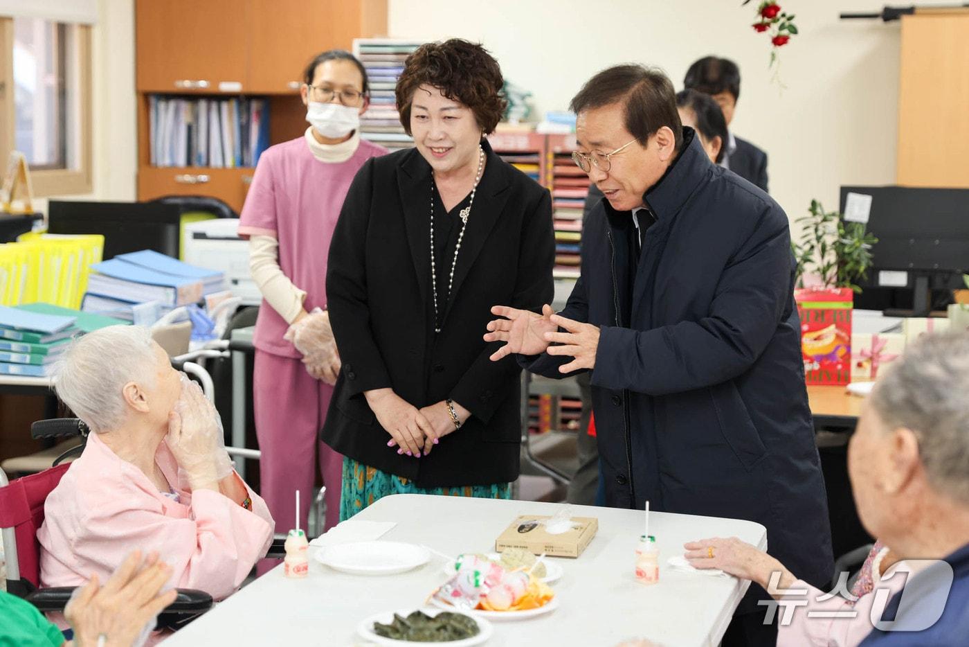 본문 이미지 -  단양지역 노인들과 김문근 단양군수.(단양군 제공. 재판매 및 DB금지)/뉴스1