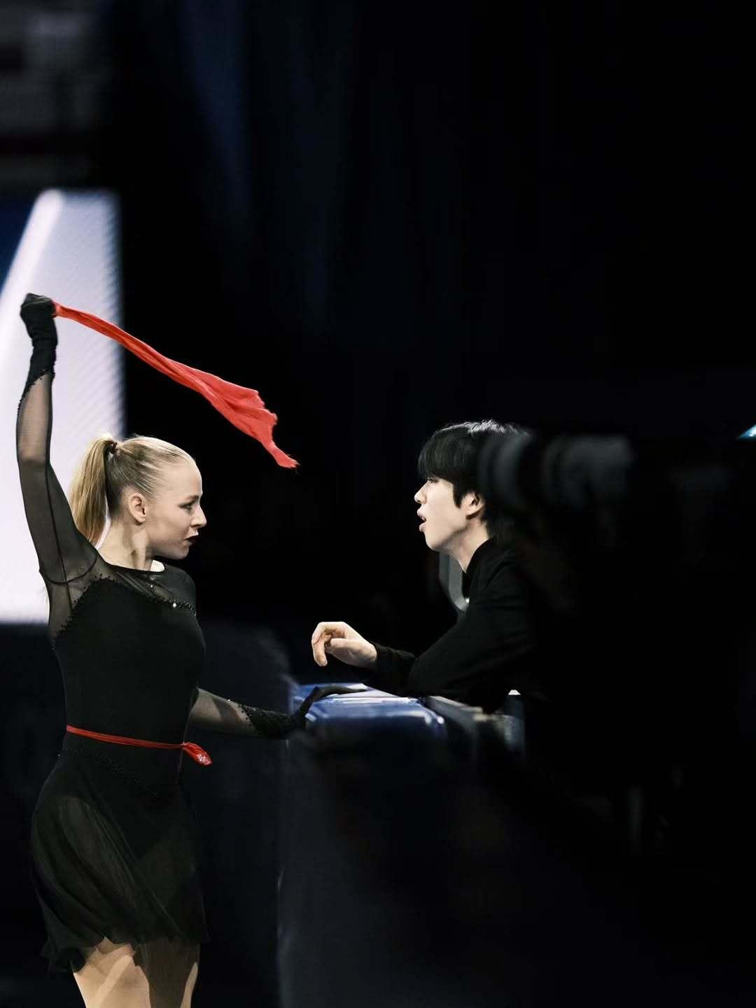 본문 이미지 - 에스토니아 피겨스케이팅 선수 니나 페트로키나와 한국의 차준환이 2026 밀라노·코르티나담페초 피겨스케이팅 갈라쇼에서 연기를 선보이고 있는 모습. (출처 : 팀 에스토니아 인스타그램 화면 갈무리)