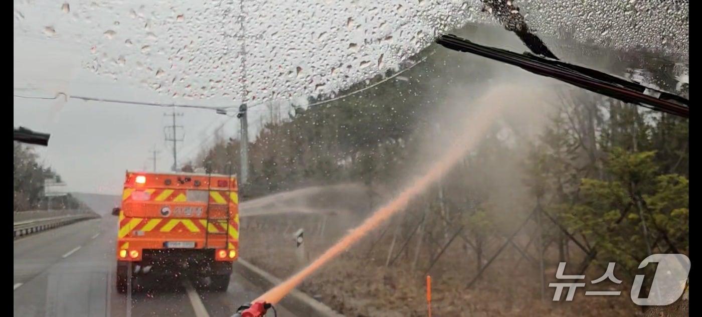 본문 이미지 - 리타던트 살포 모습.(산림청 제공. 재판매 및 DB금지)/뉴스1