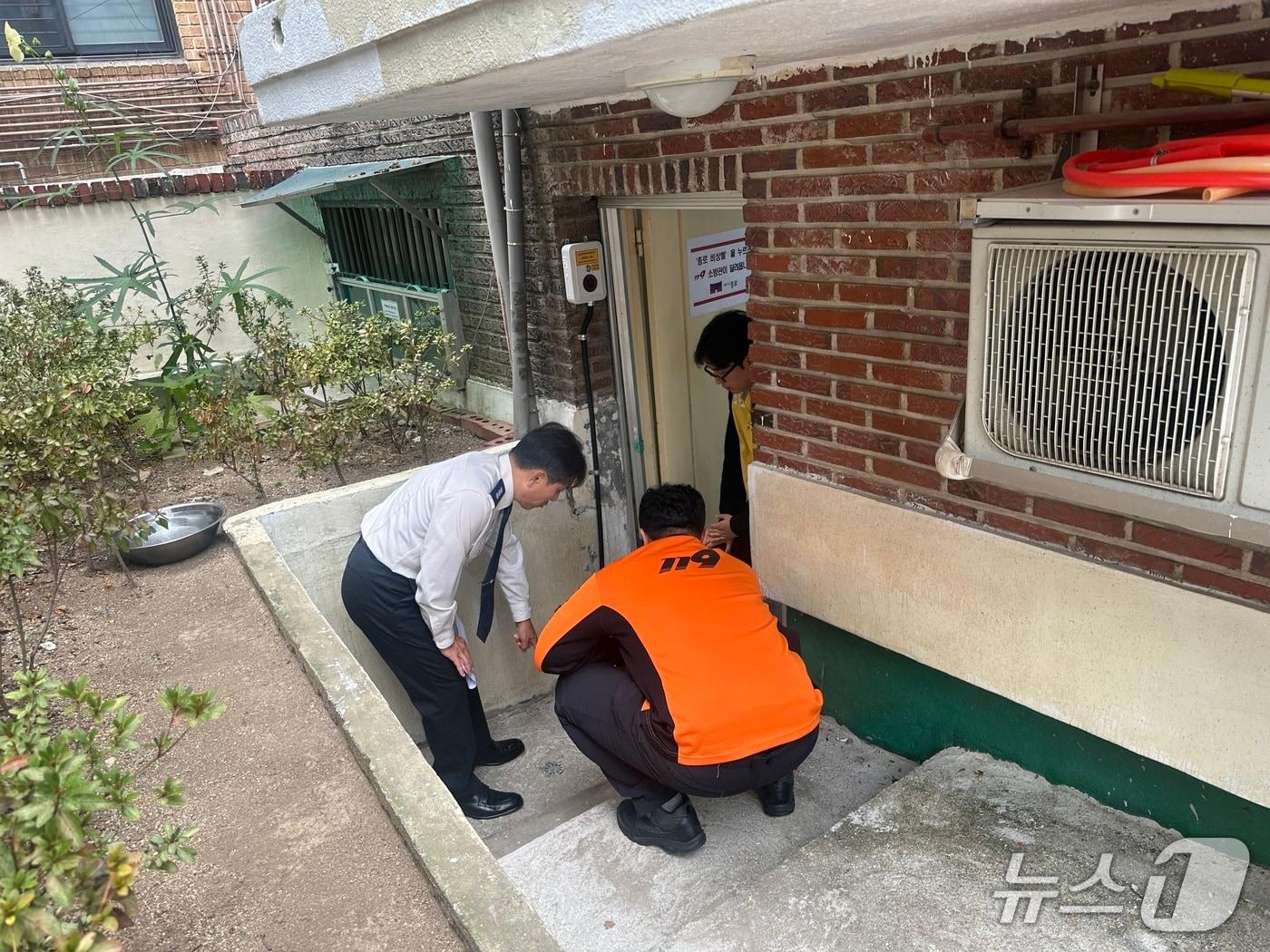 본문 이미지 - '약자와의 동행 자치구 지원사업' 최우수사업, 지하주택119연계종로비상벨설치.(서울시 제공)