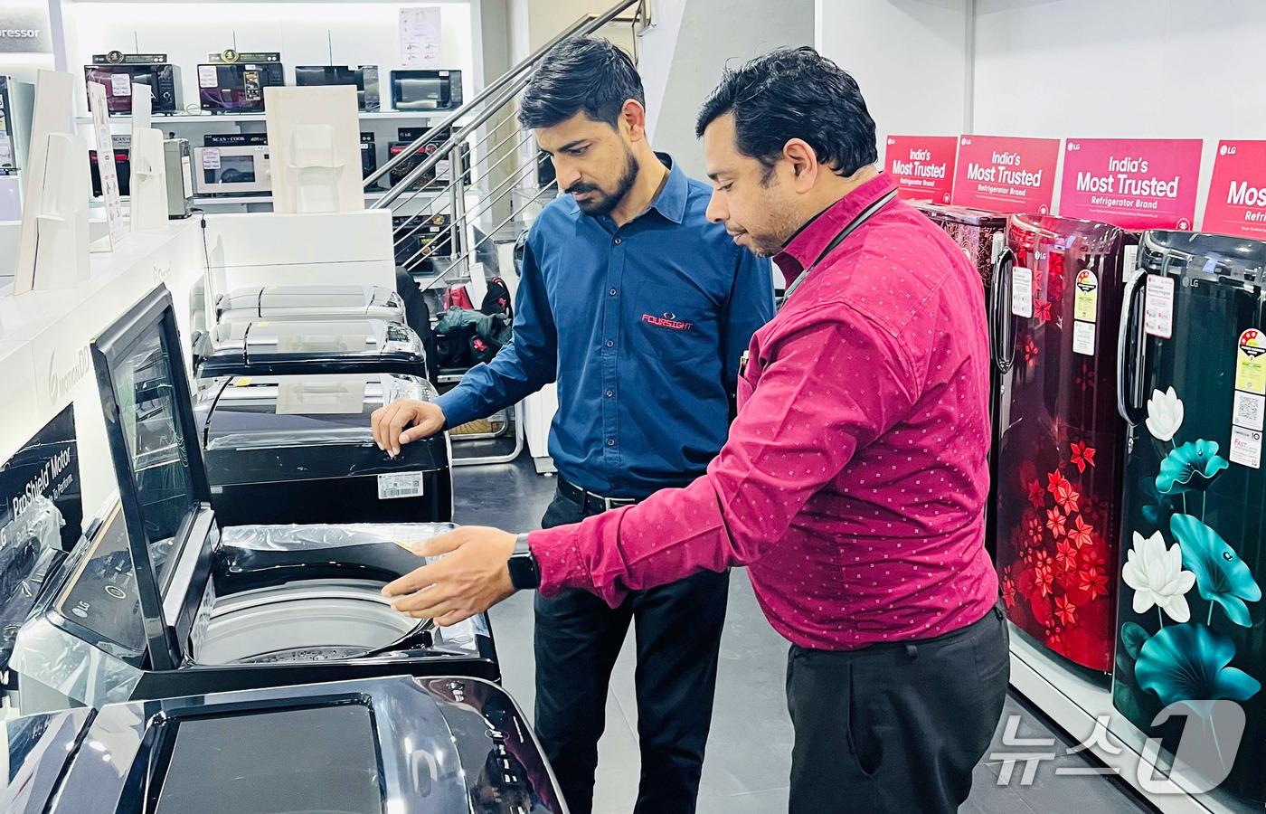 본문 이미지 - LG전자가 인도 고객의 취향, 라이프스타일, 구매력을 감안해 기획한 전용 가전 ‘에센셜 시리즈(Essential Series)’를 선보였다. 사진은 현지 가전 매장에서 판매 중인 에센셜 시리즈의 모습.(LG전자 제공) 