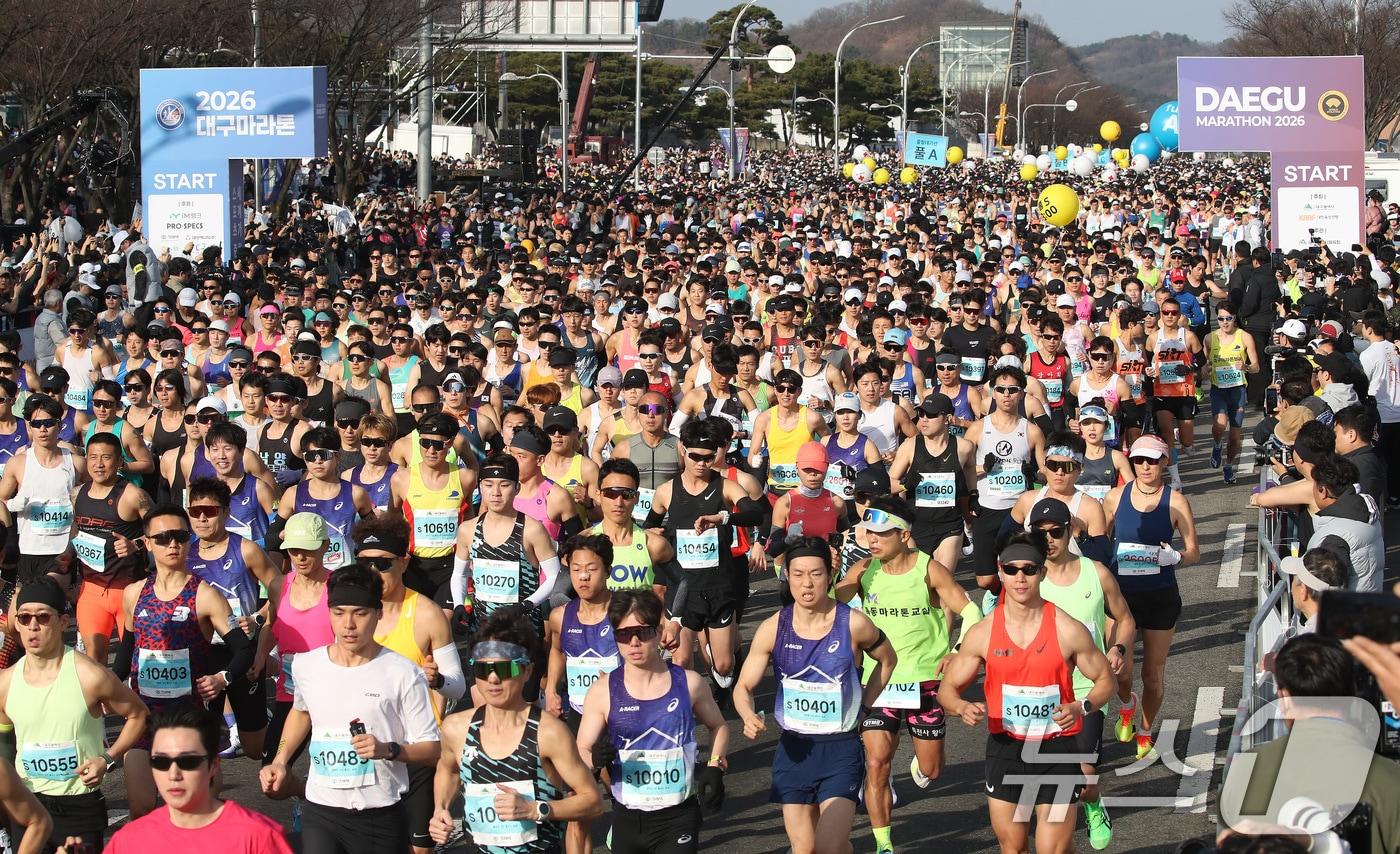 본문 이미지 - '2026 대구세계마스터즈육상경기대회' 조직위원회는 8일 대회의 성공 개최를 돕는 자원봉사자 1093명(일반 670명, 통역 423명)을 모집한다고 밝혔다. 사진은 지난달 열린 '2026 대구마라톤대회'. (사진은 기사 내용과 무관함) 2026.2.22 ⓒ 뉴스1 공정식 기자