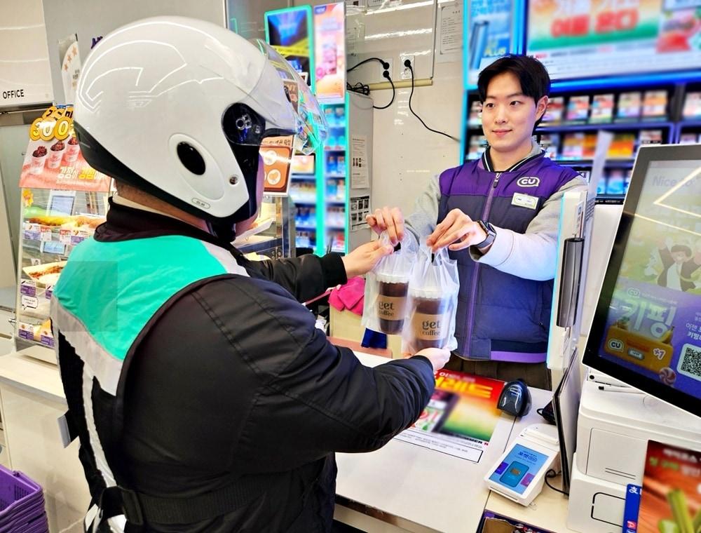 본문 이미지 - CU의 get 커피 배달 모습(CU제공)