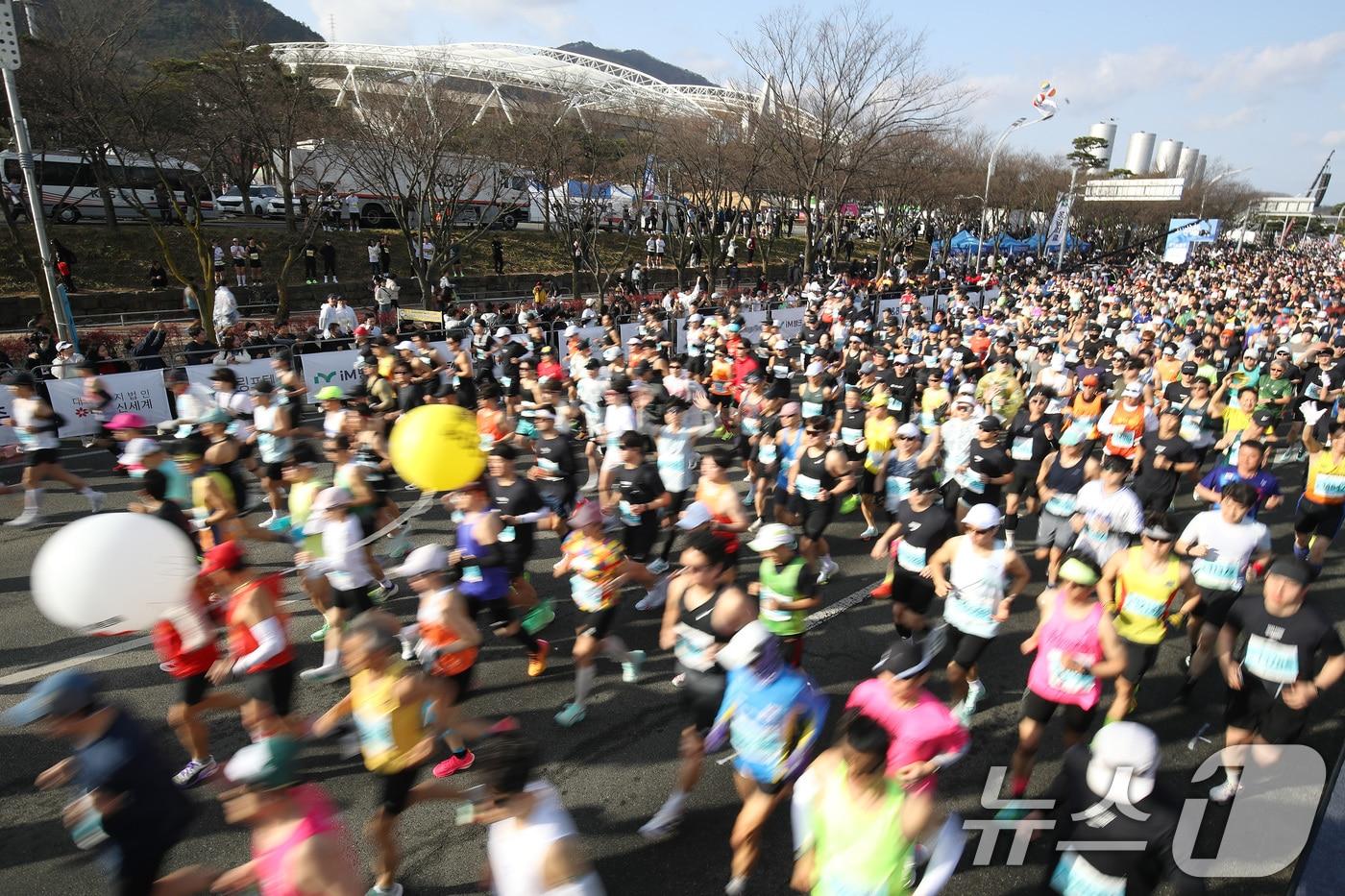본문 이미지 - 22일 오전 대구 수성구 대구스타디움 앞에서 열린 '2026 대구마라톤대회' 참가자들이 힘차게 달리고 있다. (사진은 기사 내용과 무관함) 2026.2.22 ⓒ 뉴스1 공정식 기자