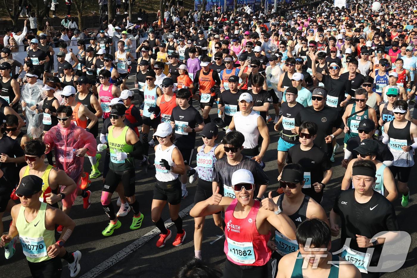 본문 이미지 - 22일 오전 대구 수성구 대구스타디움 앞에서 열린 '2026 대구마라톤대회' 참가자들이 힘차게 달리고 있다. 이번 대회에는 국내외 마라토너 4만여 명이 참가해 국내 최대 규모로 치러진다. 2026.2.22 ⓒ 뉴스1 공정식 기자
