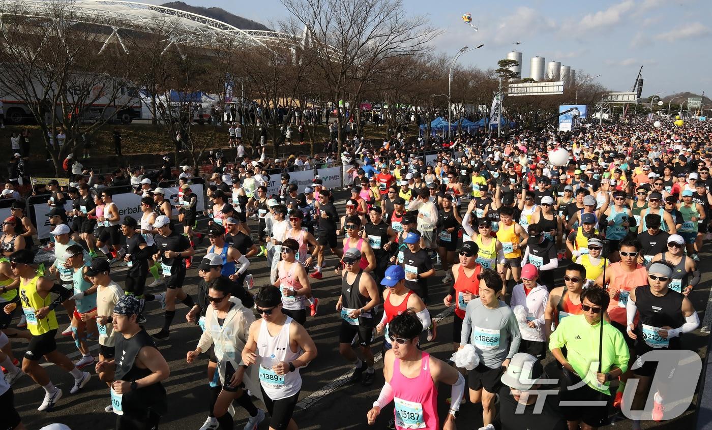 본문 이미지 - 지난 22일 오전 대구 수성구 대구스타디움 앞에서 열린 '2026 대구마라톤대회' 참가자들이 힘차게 달리고 있다. 이번 대회에는 국내외 마라토너 4만여 명이 참가해 국내 최대 규모로 치러진다.  ⓒ 뉴스1 공정식 기자