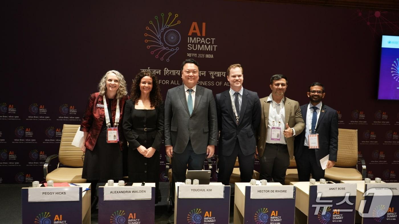 본문 이미지 -  20일(현지시간) 인도 뉴델리 바라트 만다팜에서 열린 유네스코와 유엔 인권최고대표사무소 공동 주관 행사에 참가한 관계자들이 기념 사진 촬영을 하고 있다.(LG전자 제공)