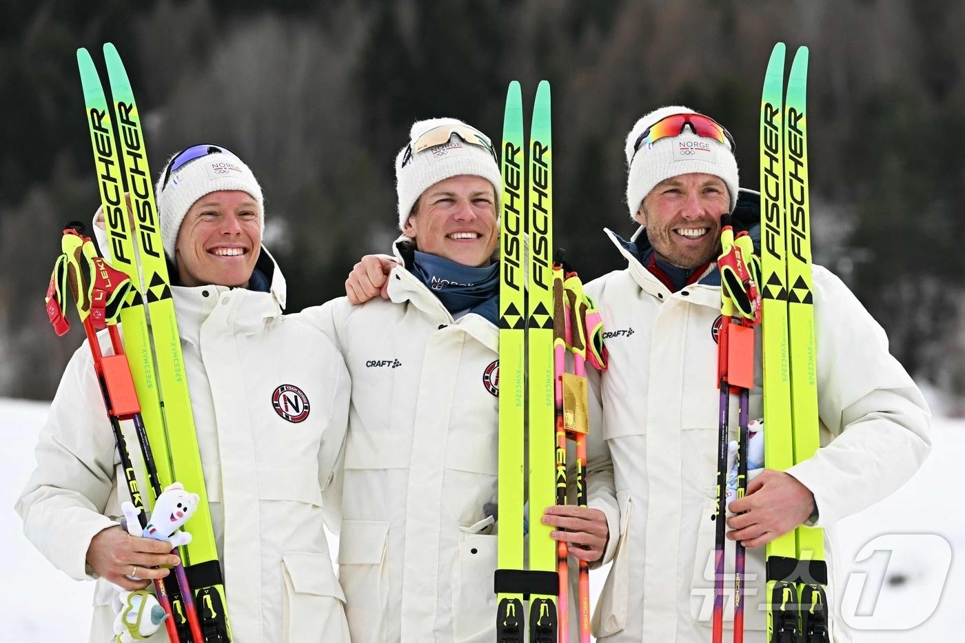 본문 이미지 - 노르웨이 출신 크로스컨트리 스키 선수 요한네스 클레보(가운데)는 2026 밀라노·코르티나담페초 동계 올림픽에서 금메달 6개를 목에 걸었다. ⓒ AFP=뉴스1