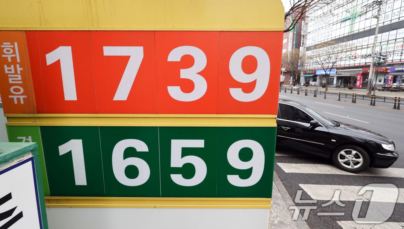 본문 이미지 - 국내 주유소 휘발유 주간 평균 가격이 11주 만에 상승세로 돌아선 22일 서울의 한 주유소에 휘발유와 경유 가격이 표시돼 있다. . 2026.2.22 ⓒ 뉴스1 최지환 기자