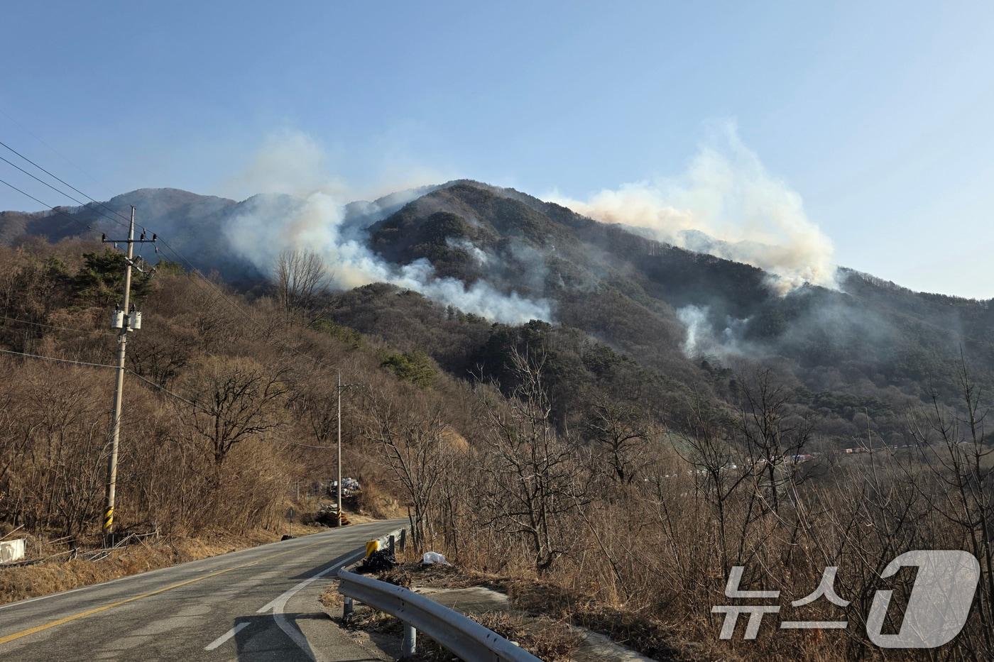 본문 이미지 - 지난 21일 경남 함양군 마천면 창원리 야산에 불이나 연기가 피어오르고 있다. (독자제공. 재판매 및 DB 금지) 2026.2.22 ⓒ 뉴스1