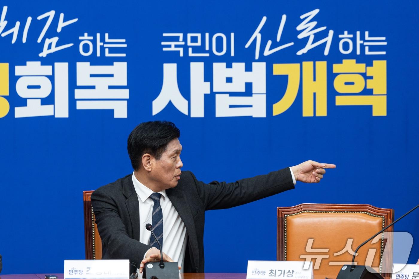 본문 이미지 - 조승래 더불어민주당 사무총장이 22일 서울 여의도 국회에서 열린 기자가담회에서 손으로 방향을 가르키고 있다. 2026.2.22 ⓒ 뉴스1 이승배 기자