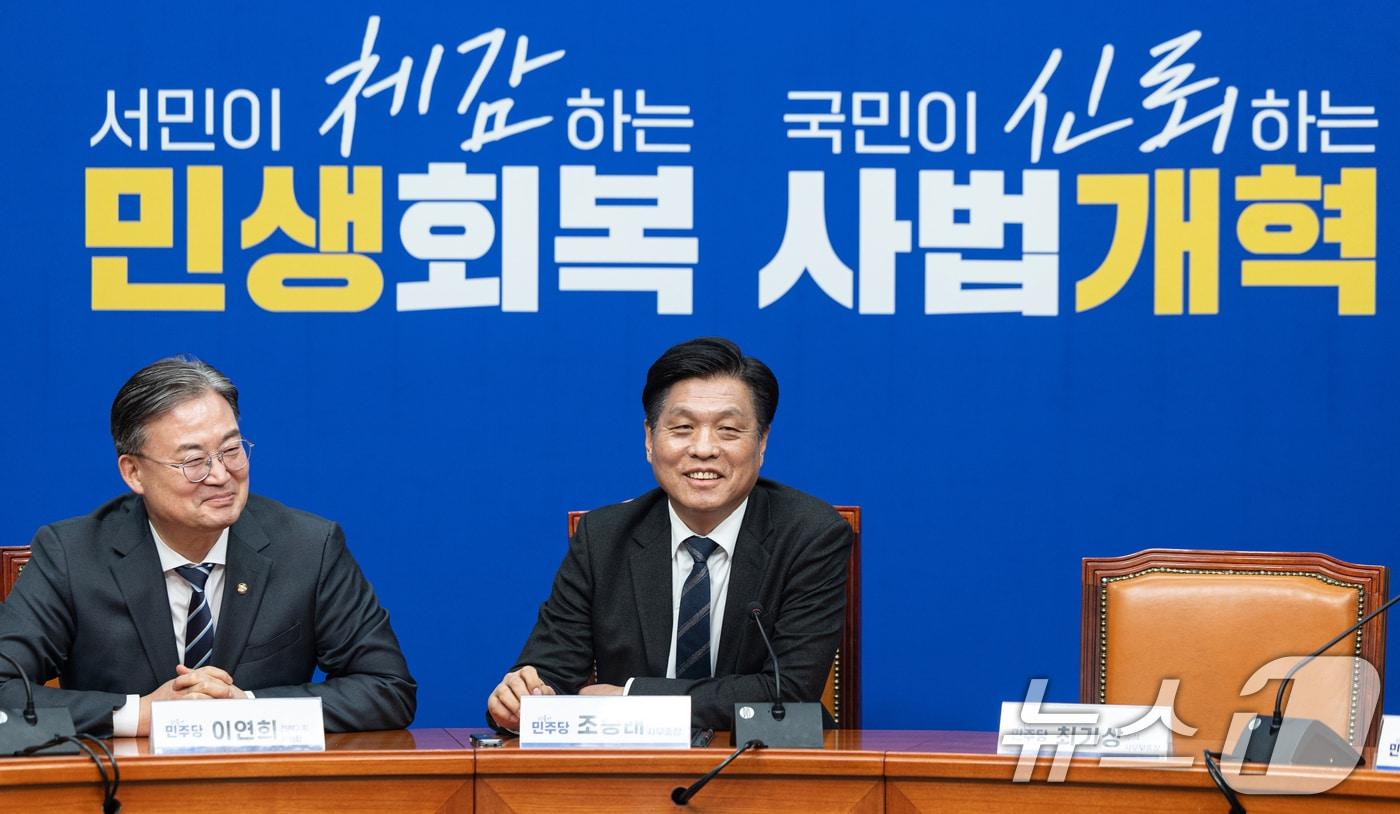 본문 이미지 - 조승래 더불어민주당 사무총장이 22일 서울 여의도 국회에서 열린 기자가담회에서 미소 짓고 있다. 2026.2.22 ⓒ 뉴스1 이승배 기자