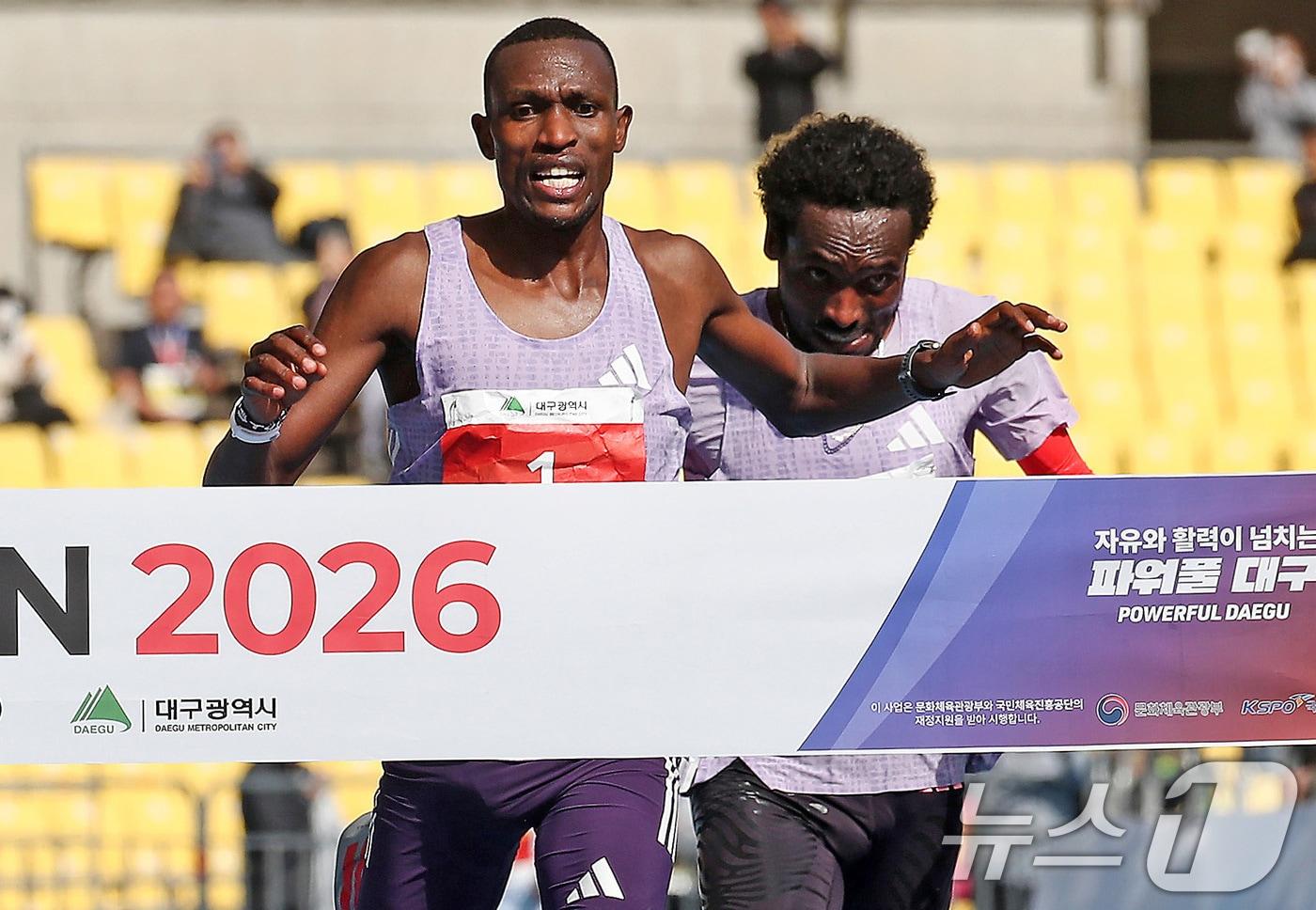 본문 이미지 - 22일 오전 대구 수성구 대구스타디움 일원에서 열린 '2026 대구마라톤대회'에서 게브리엘 제럴드 게이(탄자니아)가 남자 1위로 결승선을 통과하고 있다. 2026.2.22 ⓒ 뉴스1 공정식 기자
