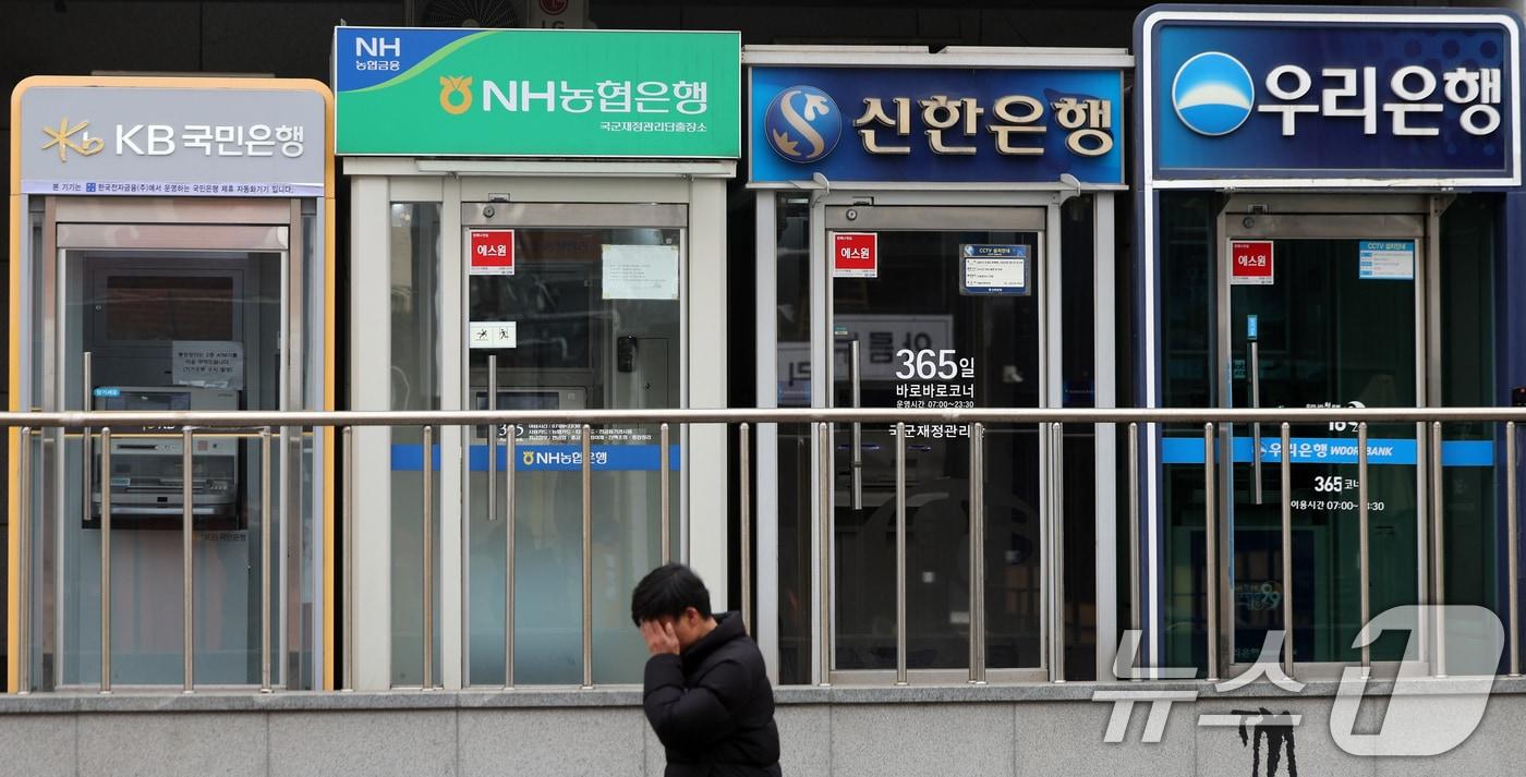 본문 이미지 - 22일 서울 시내 은행 ATM기 앞으로 시민들이 지나가고 있다. 2026.2.22 ⓒ 뉴스1 황기선 기자