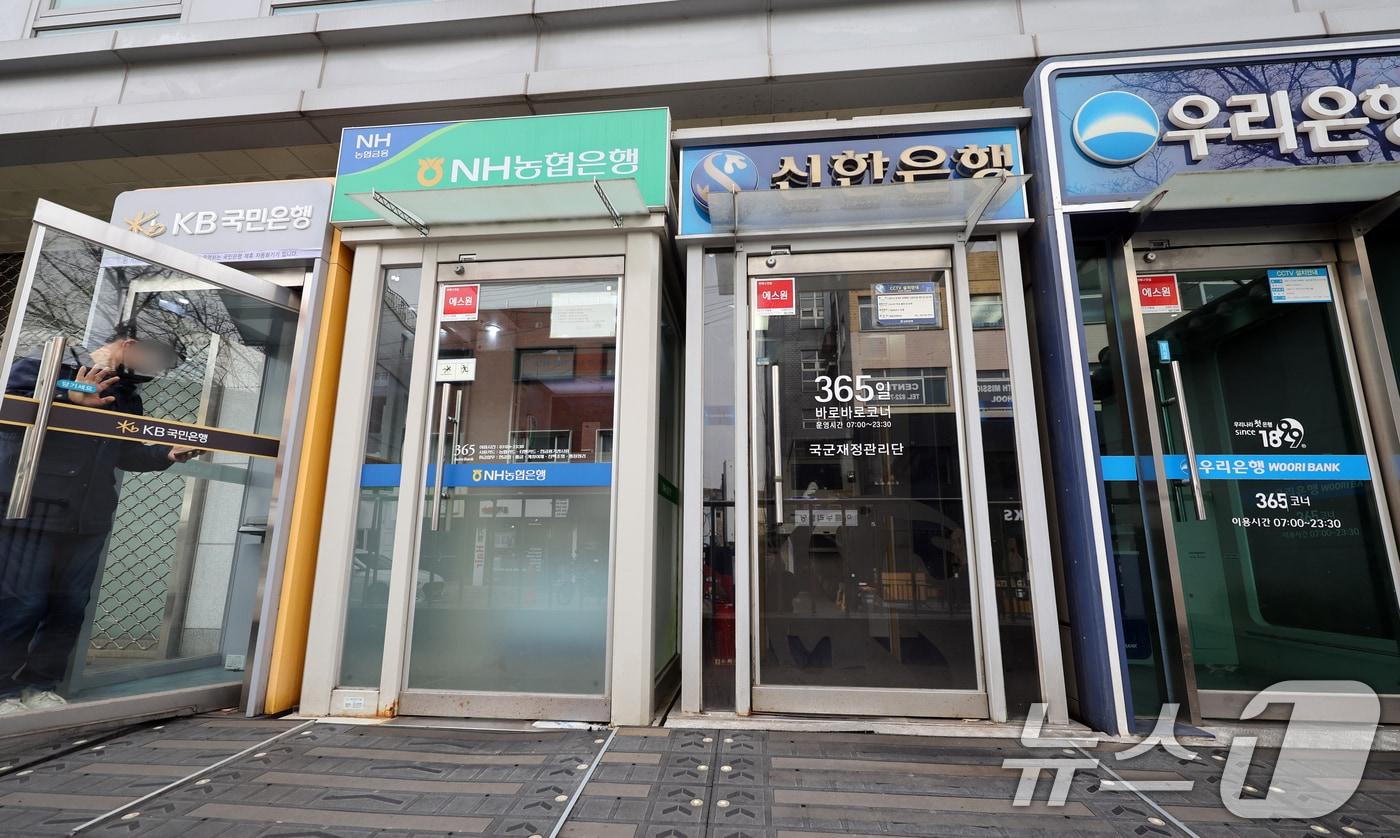 본문 이미지 - 22일 서울 시내 은행 ATM기 앞으로 시민들이 지나가고 있다. 2026.2.22 ⓒ 뉴스1 황기선 기자