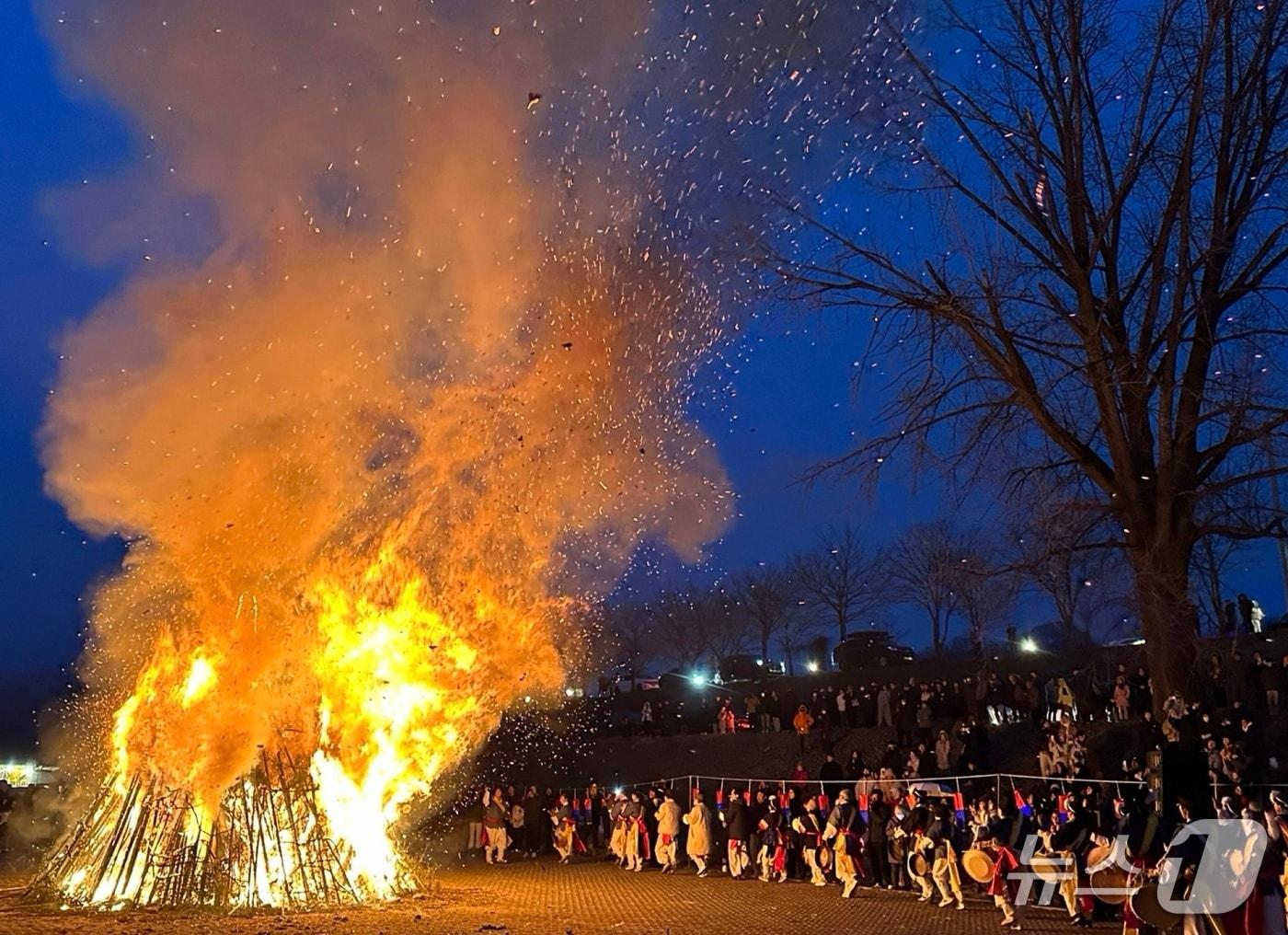 본문 이미지 - 사물놀이 몰개 2025년 정월대보름 달집 태우기.(몰개 제공. 재판매 및 DB금지)/뉴스1