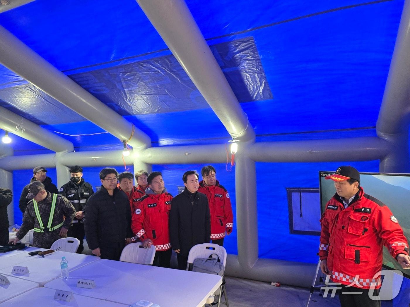 본문 이미지 - 김태흠 충남지사가 22일 예산군 대술면 산불현장통합지휘본부에서 진화 상황을 듣고 있다.(충남도 제공. 재판매 및 DB금지)/뉴스1