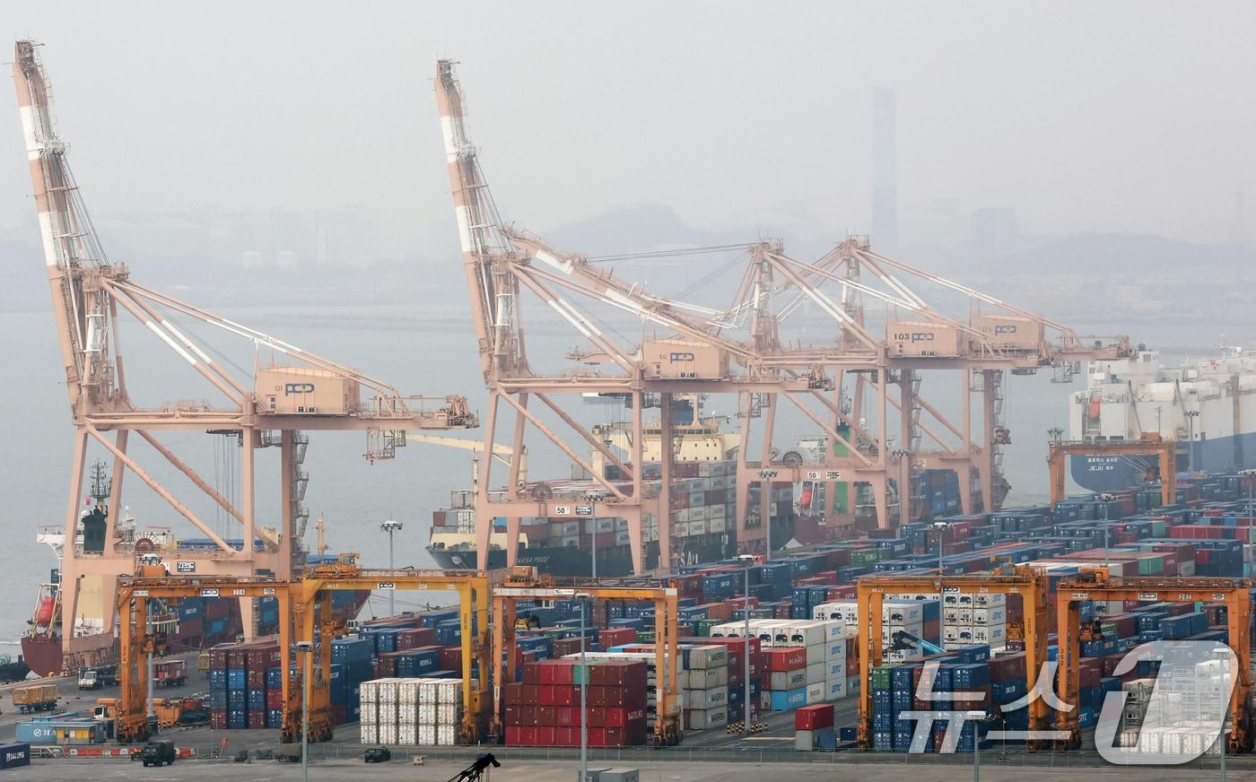 본문 이미지 - 사진은 22일 경기 평택시 포승읍 평택항에 수출용 컨테이너가 쌓여있는 모습. 2026.2.22 ⓒ 뉴스1 오대일 기자