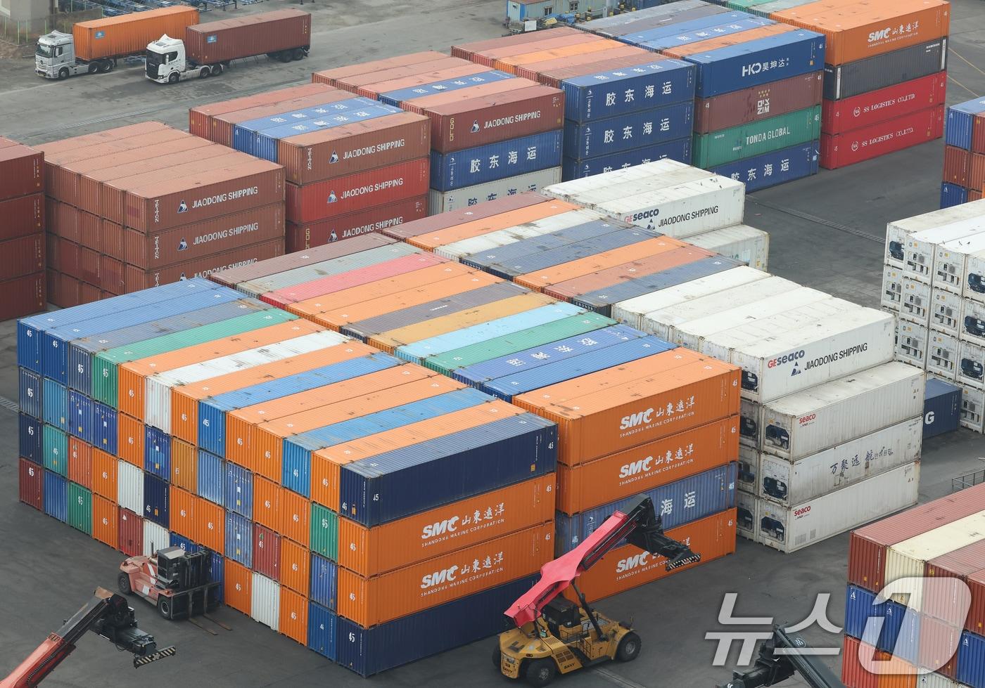 본문 이미지 - 22일 경기 평택시 포승읍 평택항에 수출용 컨테이너가 쌓여있는 모습. 2026.2.22 ⓒ 뉴스1 오대일 기자